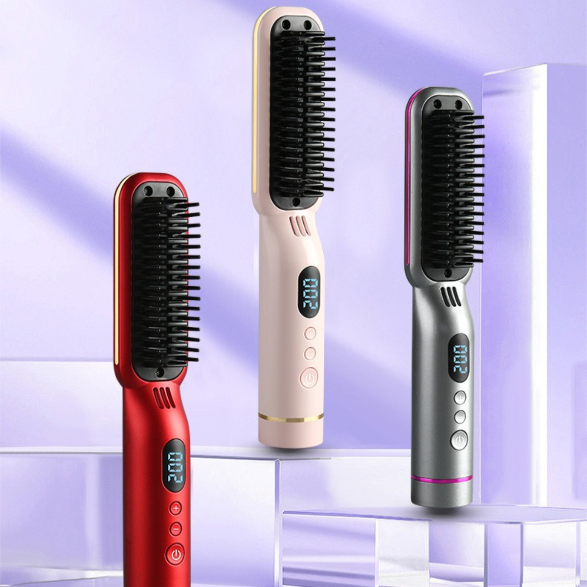 Drei Haarglättungsbürsten. Rot, rosa und silber mit Digitalanzeigen und schwarzen Borsten. Lila Hintergrund.