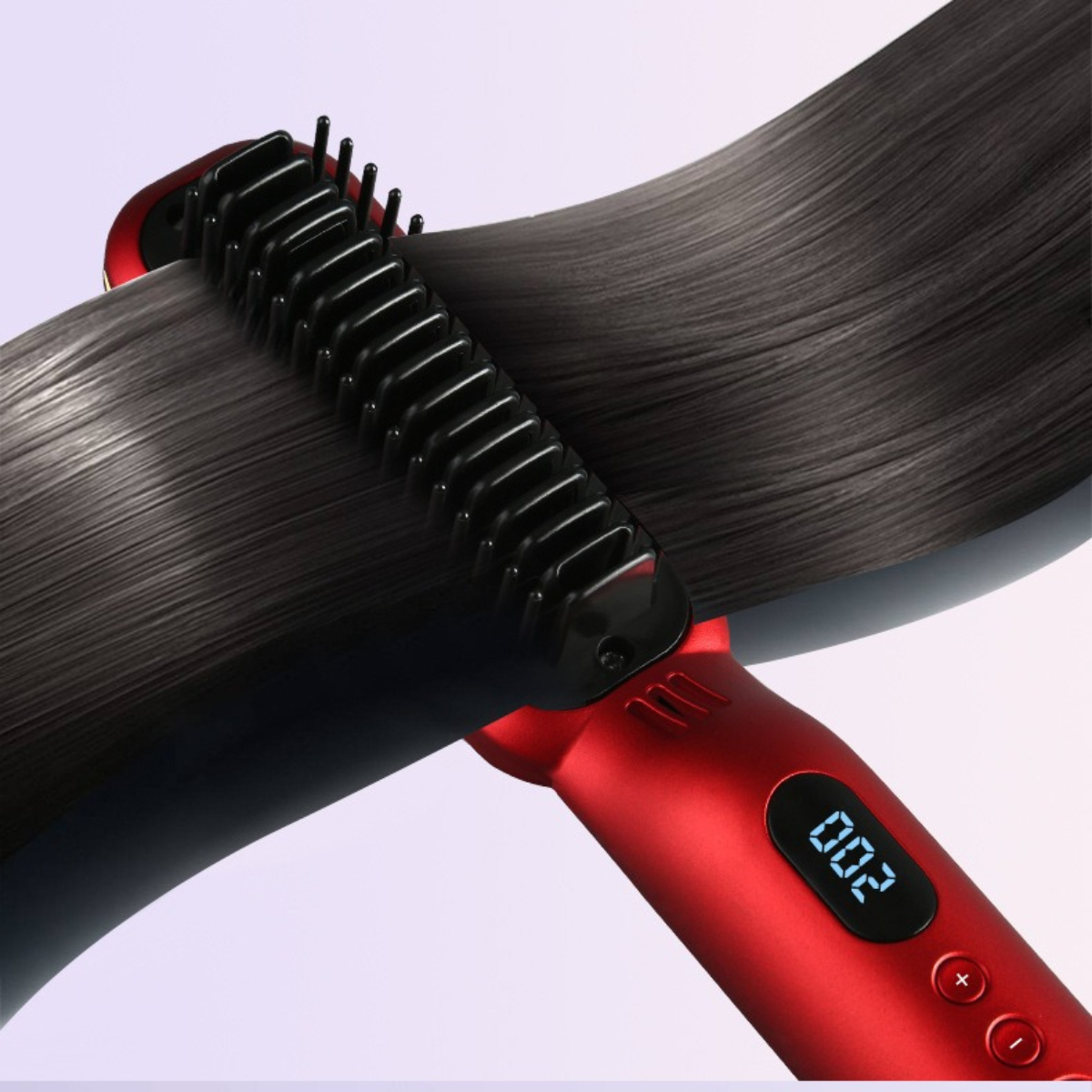 Eine rote Haarglättungsbürste mit schwarzen Borsten, die dunkles Haar glättet.