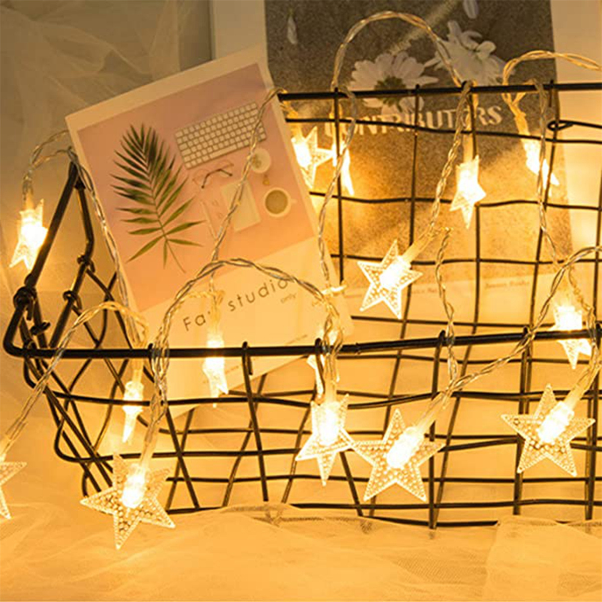 Lichter in einem Drahtkorb auf einem Schreibtisch.