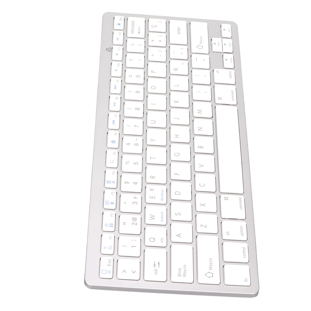 Silberne Tastatur. Text: Tastatur mit weißen Tasten. Viele Symbole und Buchstaben.