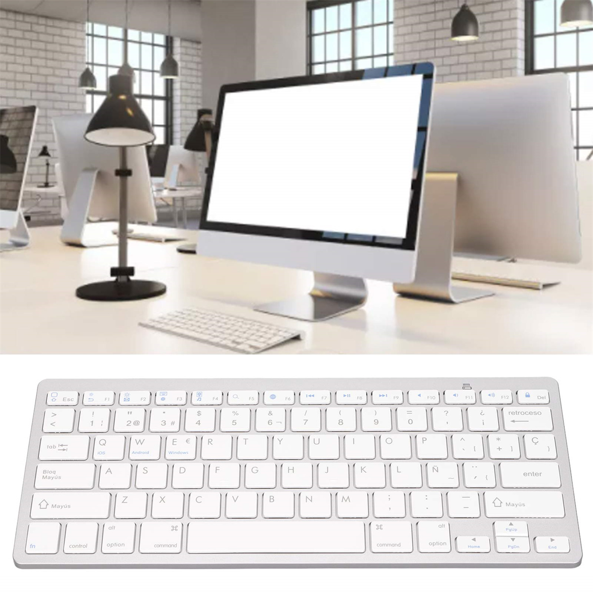 Büroszene mit Computer, Tastatur und mehreren Monitoren auf weißen Schreibtischen.