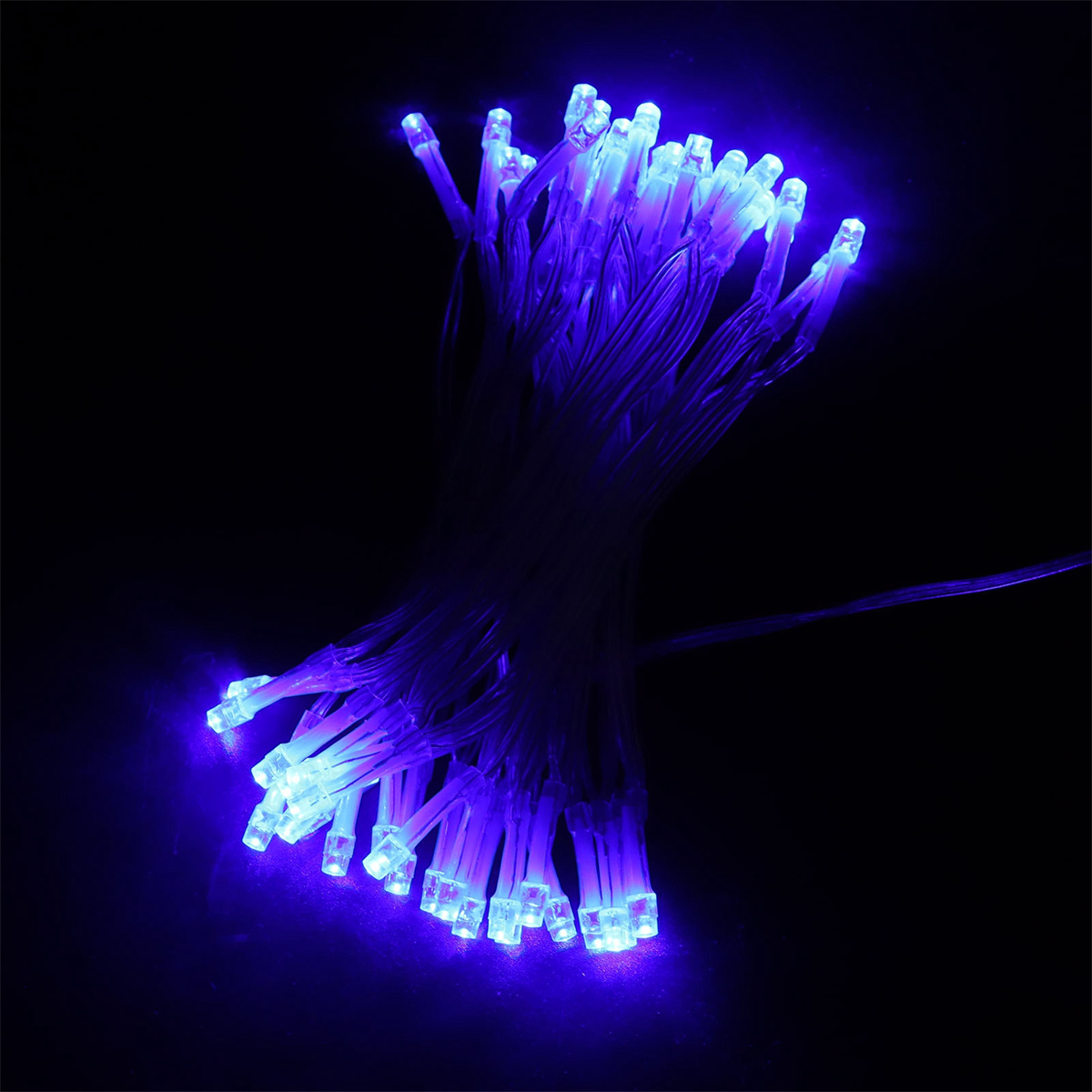 Ein Bündel blauer LED-Lichterketten mit dunklem Hintergrund. Die Lichter sind eng gebündelt.