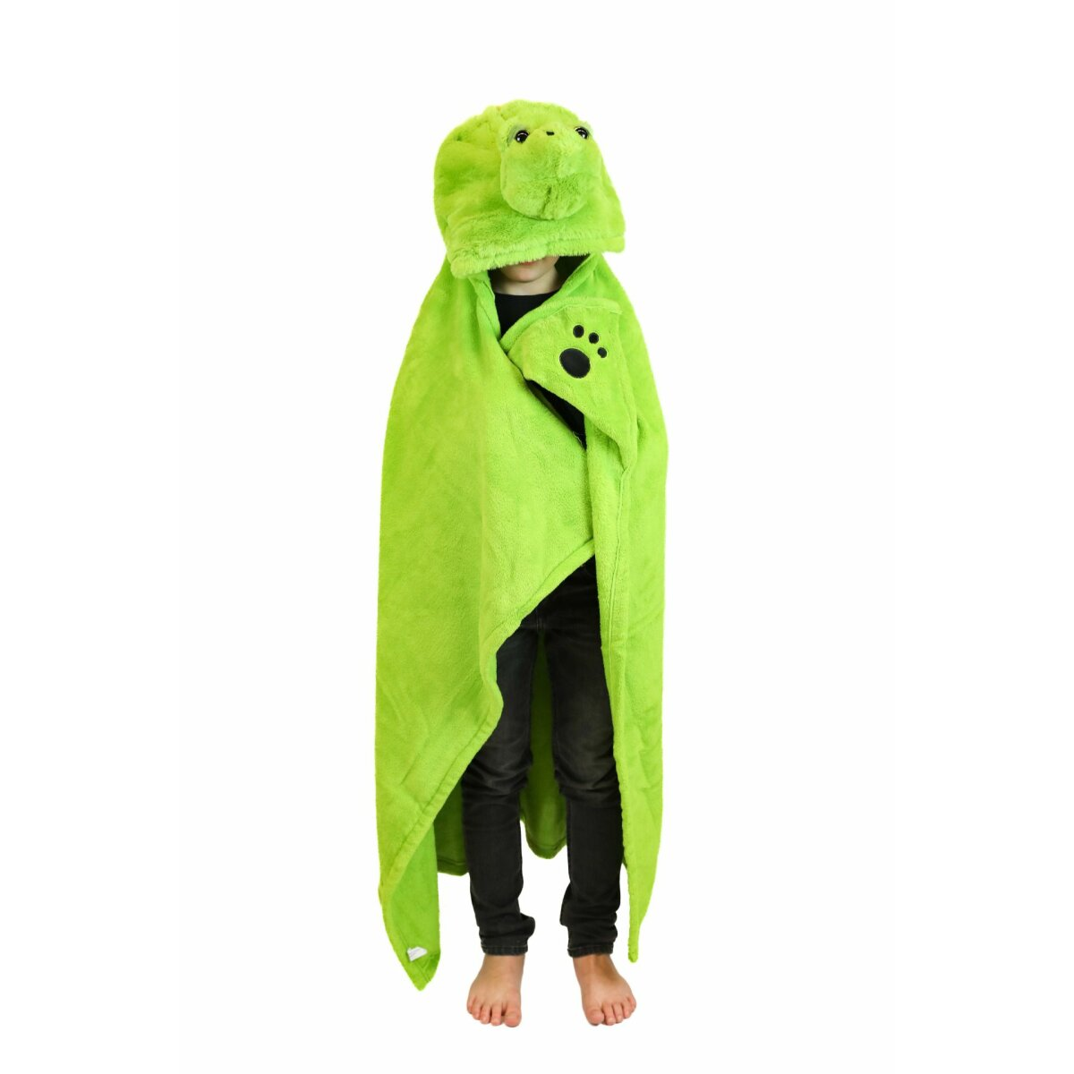 Ein Kind trägt eine leuchtend grüne Kapuzen-Decke mit einem Froschgesicht und Pfotenabdruck.