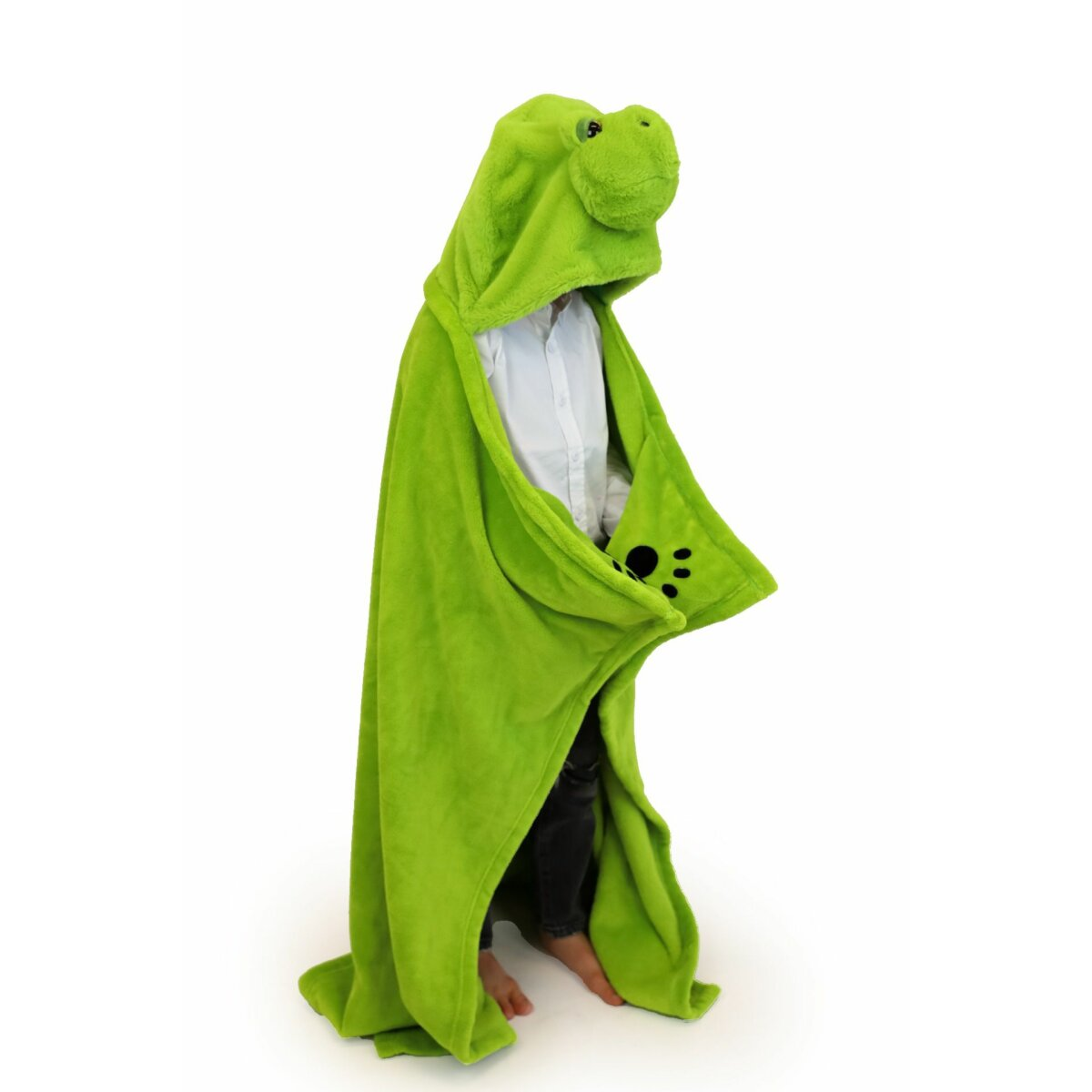 Ein Kind trägt einen grünen Dinosaurier-Hoodie. Der Hintergrund ist schlicht weiß.
