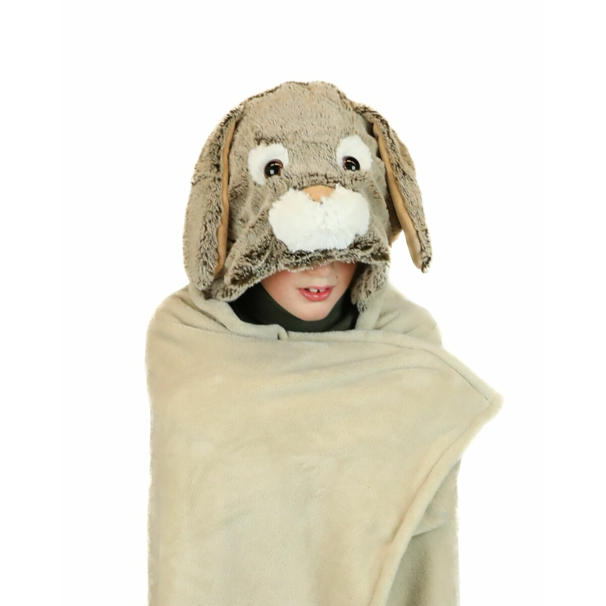 Ein Kind trägt eine Hasenkapuze und ist in eine Decke gehüllt. Die Kapuze hat Hasenmerkmale.