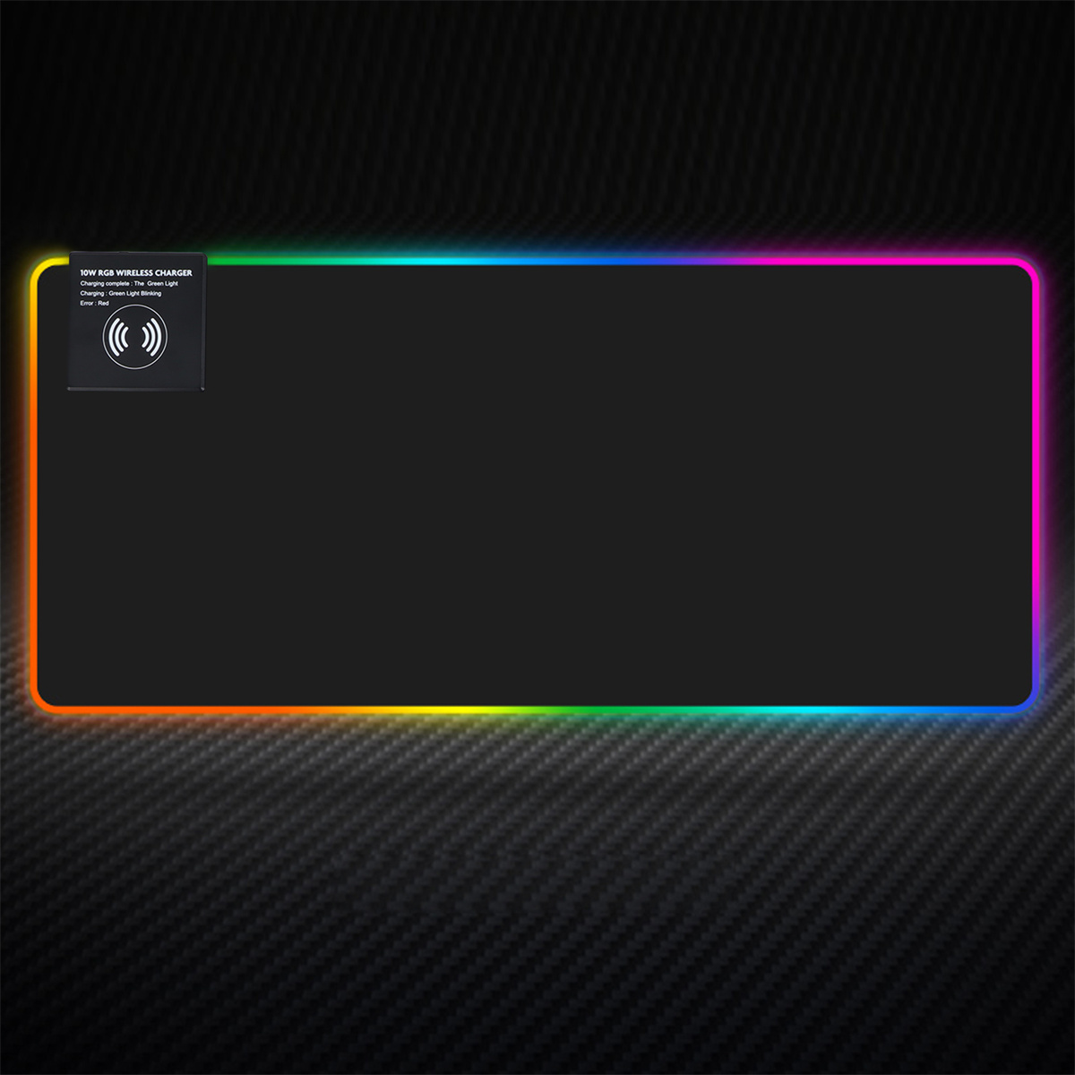 Schwarzes Mousepad mit farbigem RGB-Rand und Logo für kabelloses Laden.