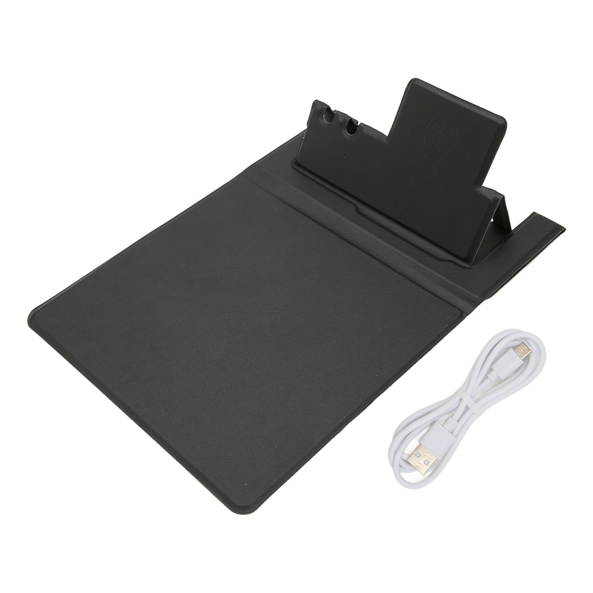 Schwarze Tablethülle mit Ständer und weißem USB-Kabel. Weißer Hintergrund.
