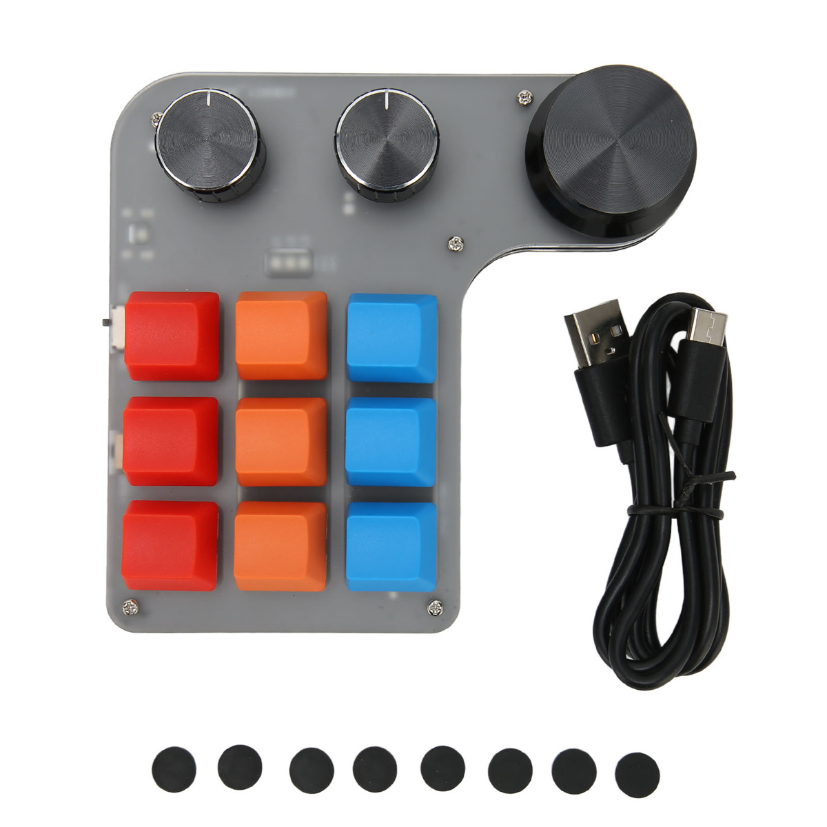 Ein grauer PC-Controller mit Knöpfen, Tasten und einem USB-Kabel auf weißem Hintergrund.