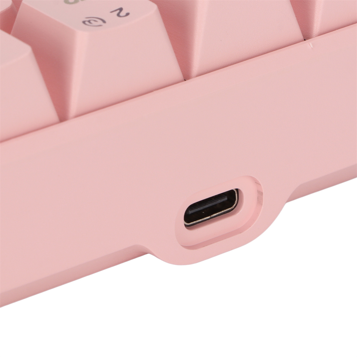 Nahaufnahme einer rosa Tastatur mit einem USB-C-Anschluss. Der Anschluss befindet sich an der Seite der Tastatur.