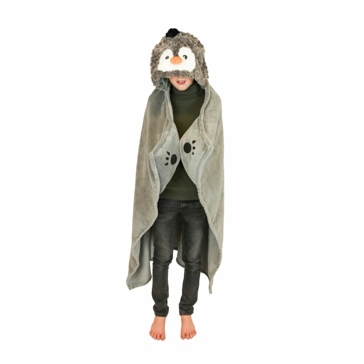 Kind mit Pinguin-Kapuze und grauer Decke. Die Decke hat Bärentatzen-Abdrücke.