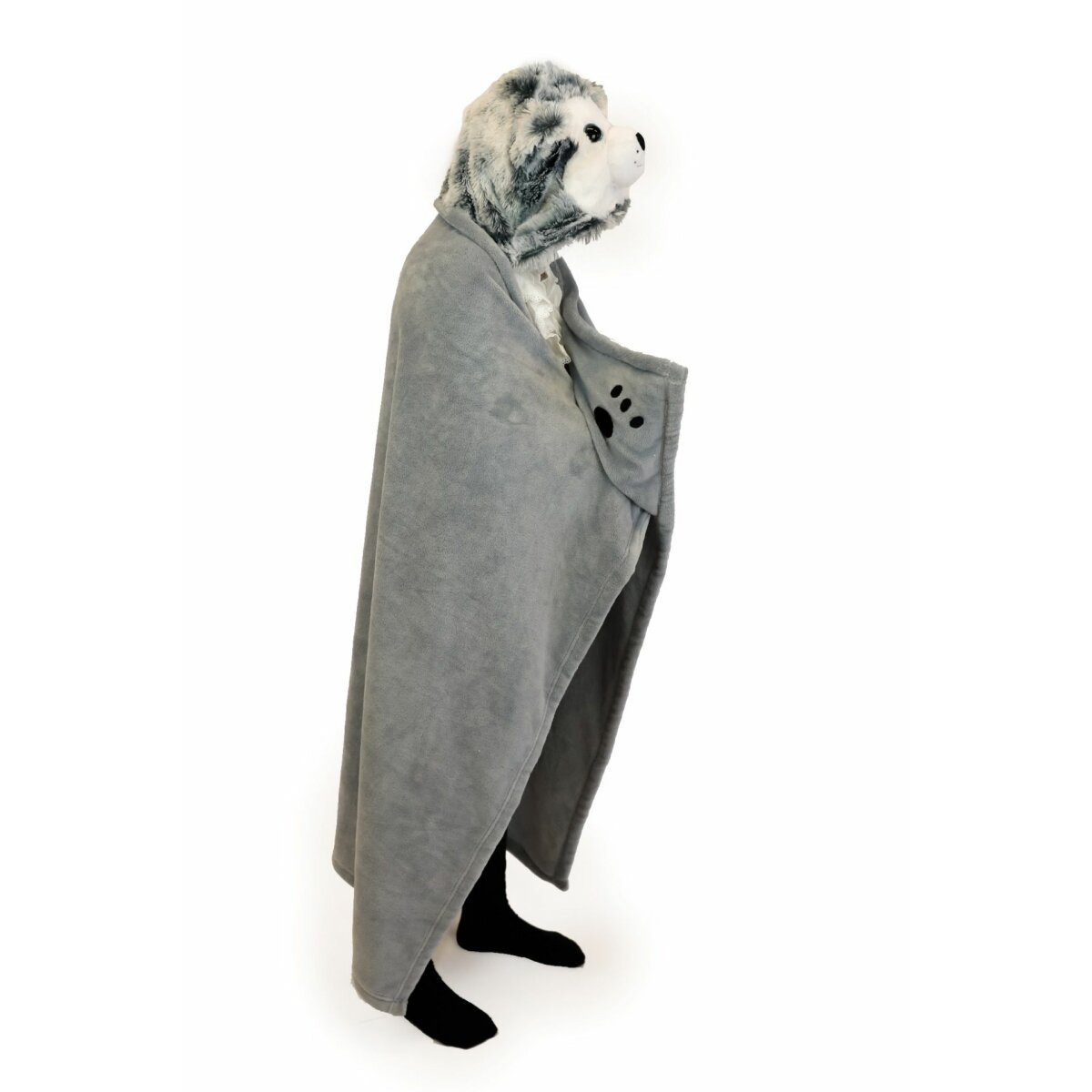 Person trägt Hoodie mit Hundefratze und graue Decke. Weißer Hintergrund.