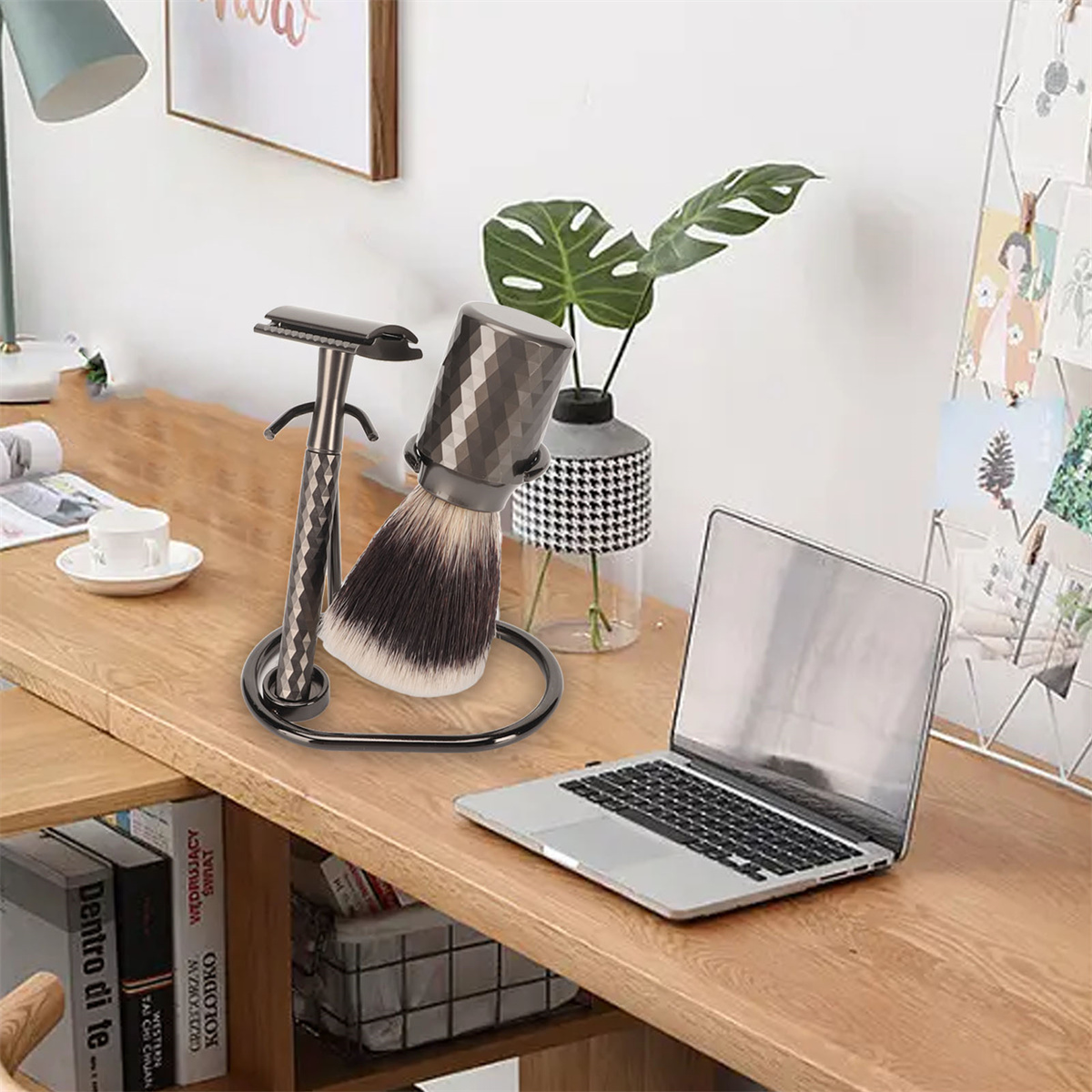 Ein Rasier-Set auf einem Holzschreibtisch mit Laptop und einer Pflanze im Hintergrund.
