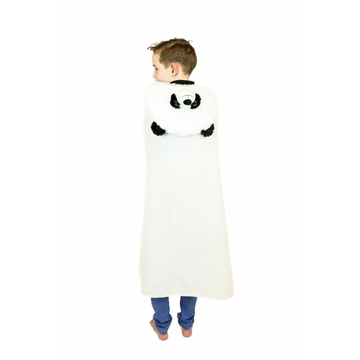 Junge trägt Panda-Kapuzen-Decke. Die Panda-Decke ist weiß mit schwarzen Akzenten. Weißer Hintergrund.