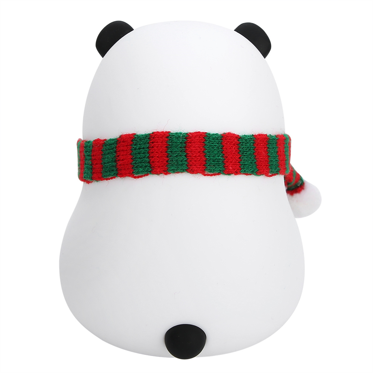 Ein weißes Panda-Ornament mit Weihnachtsschal. Schwarze Ohren und Augen, schwarzer Fleck unten. Weißer Hintergrund.