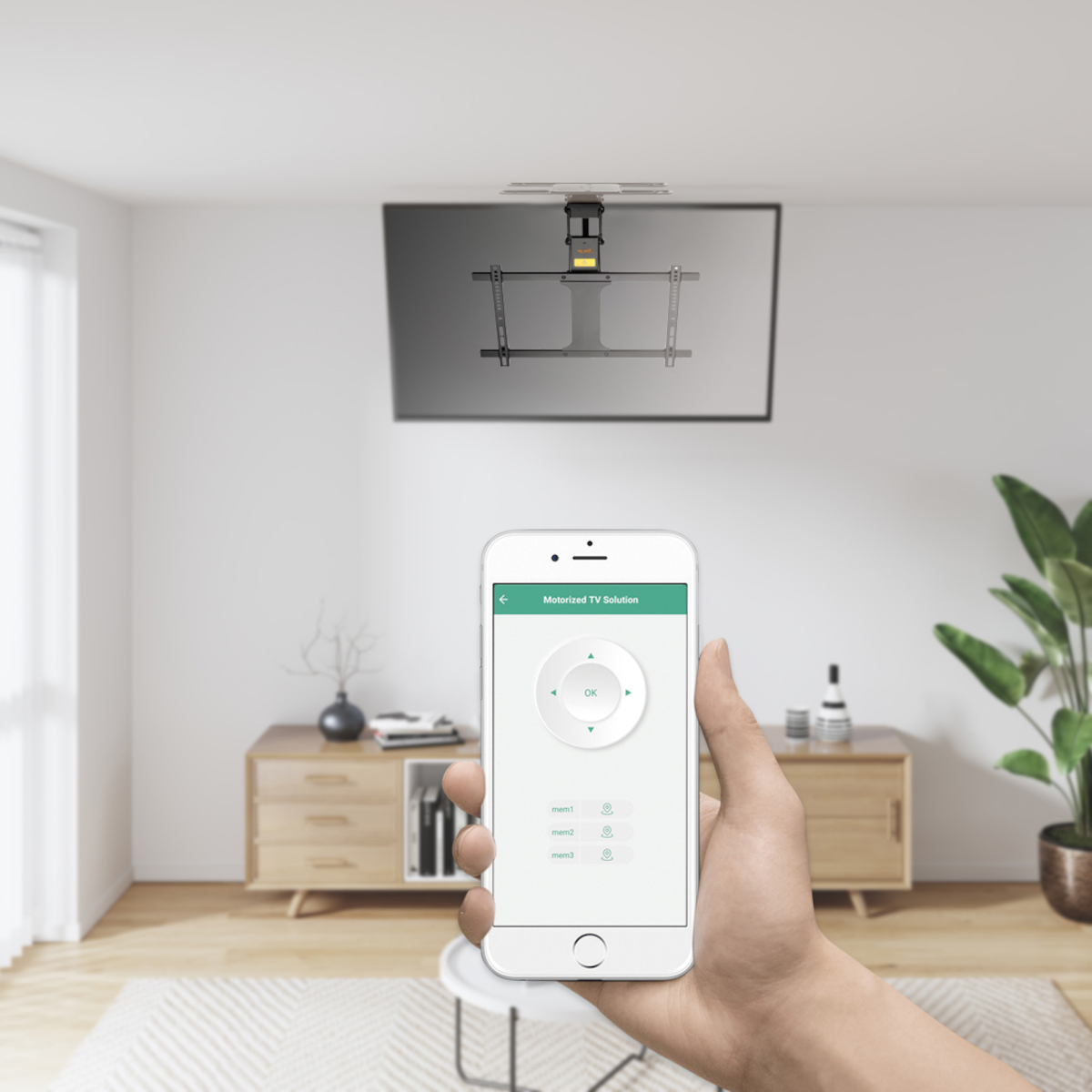 Person hält ein Telefon mit einer Fernbedienungsoberfläche für einen Fernseher. Der Fernseher ist an der Wand montiert. Innenhintergrund.