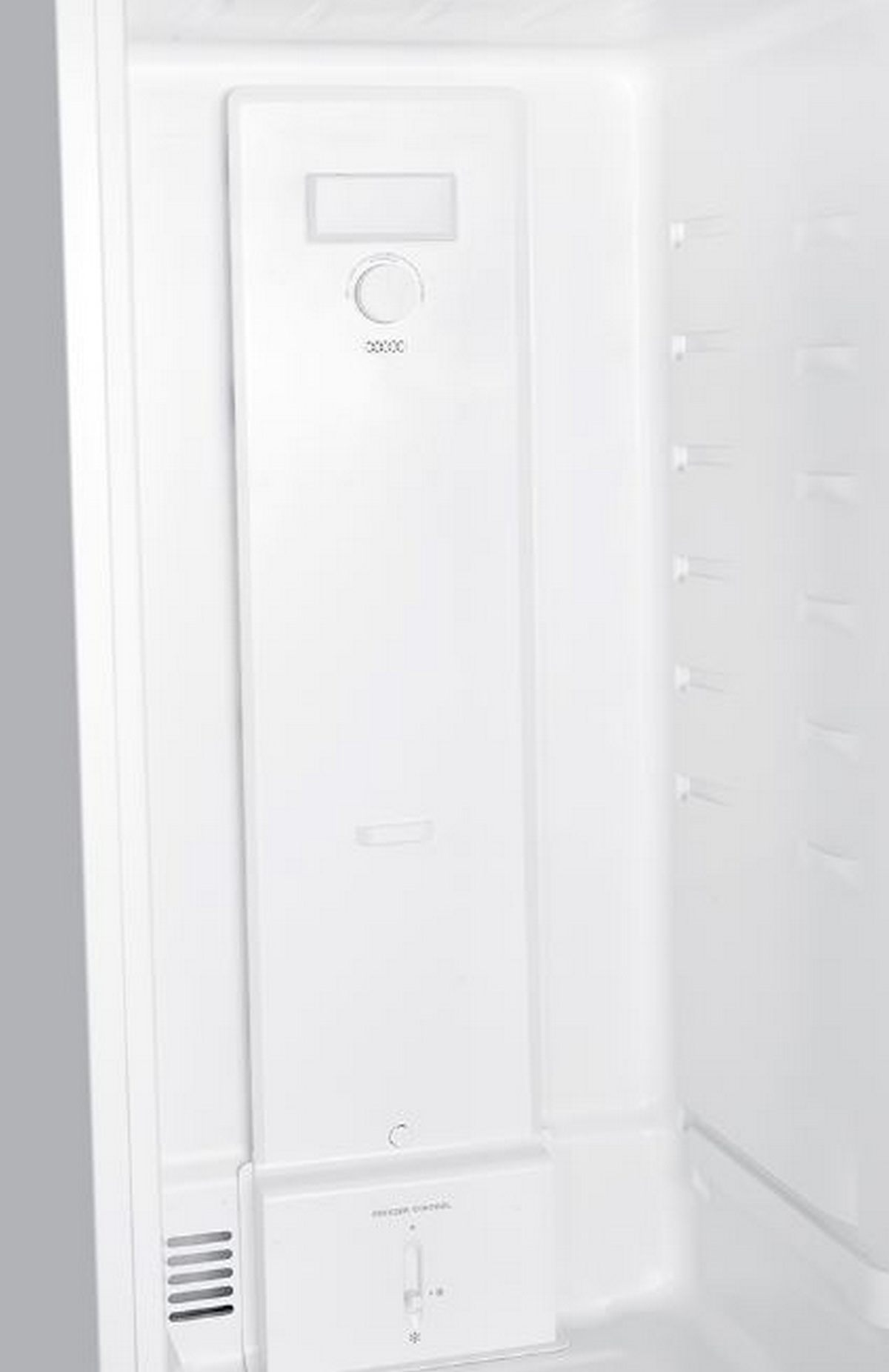 Interior de un refrigerador blanco, mostrando un panel de control.