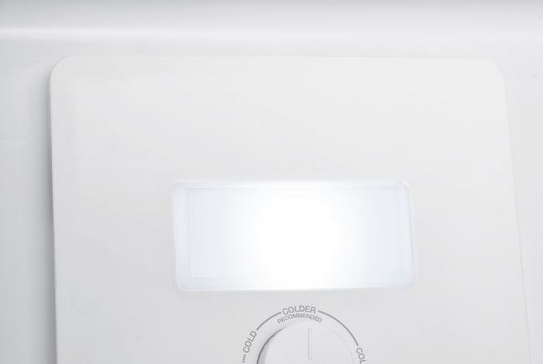 Primer plano de un panel de control de electrodoméstico blanco. Incluye una luz y un dial.