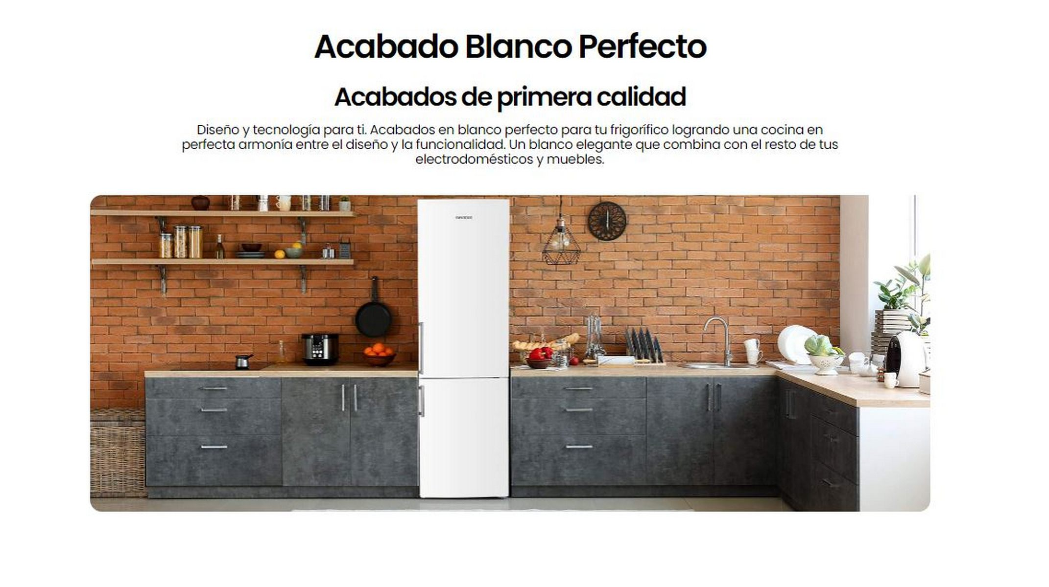 Un refrigerador blanco en una cocina moderna con gabinetes grises oscuros y una pared de ladrillo.