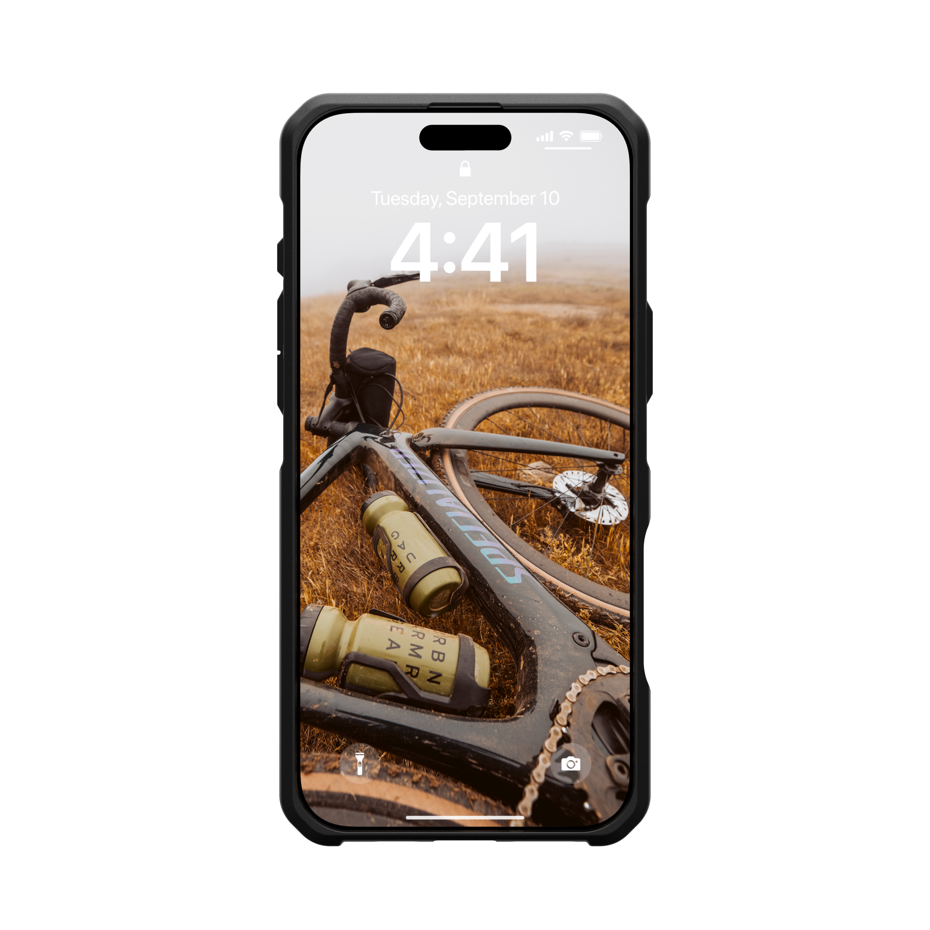 Schermo dello smartphone che mostra una bici sull'erba. La bici ha delle borracce ed è in una custodia nera.