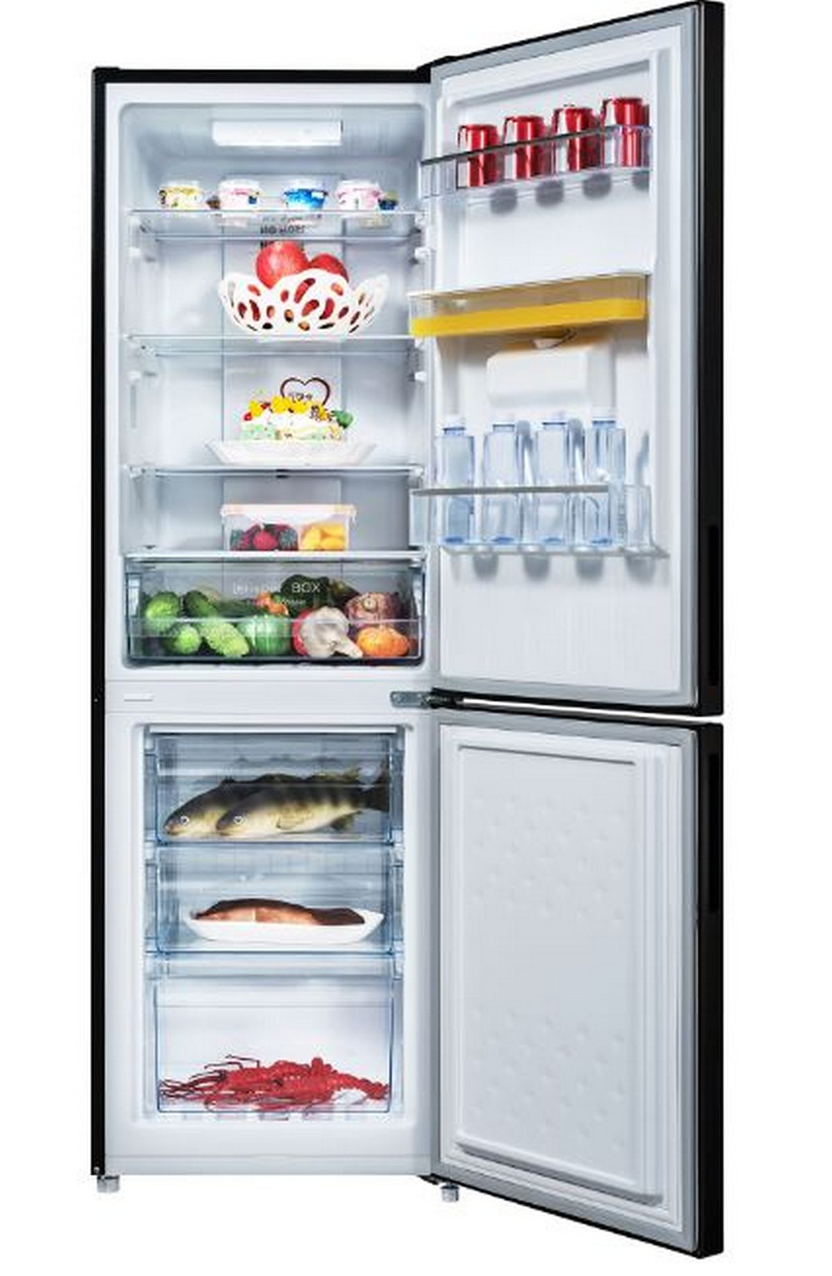 Refrigerador negro con puerta abierta, mostrando estantes con alimentos y un cajón congelador.