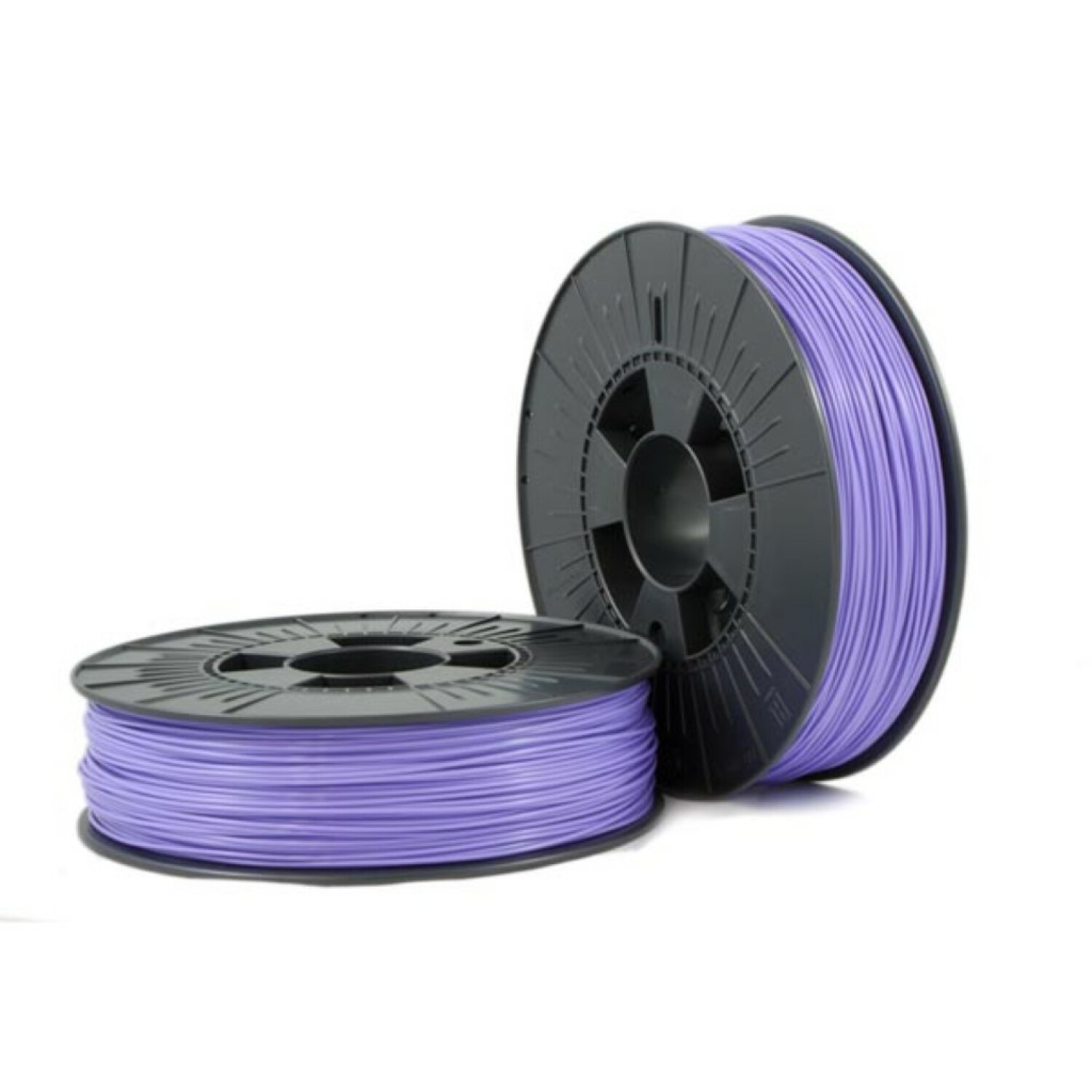 Zwei Spulen lila 3D-Druck-Filament. Sie sind auf einer weißen Oberfläche platziert.