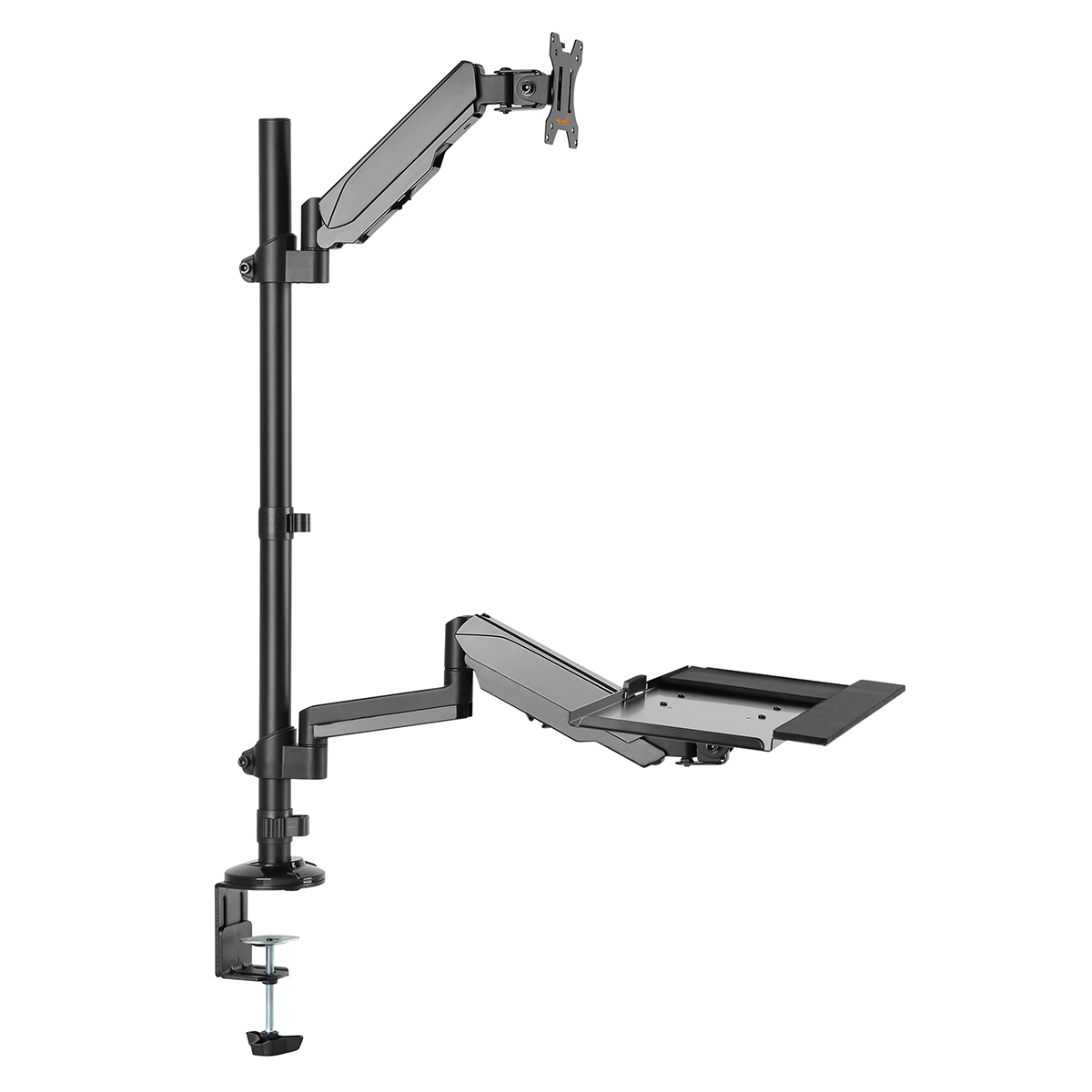 Schwarzer Monitorarm mit Monitor und Laptopablage auf weißem Hintergrund.