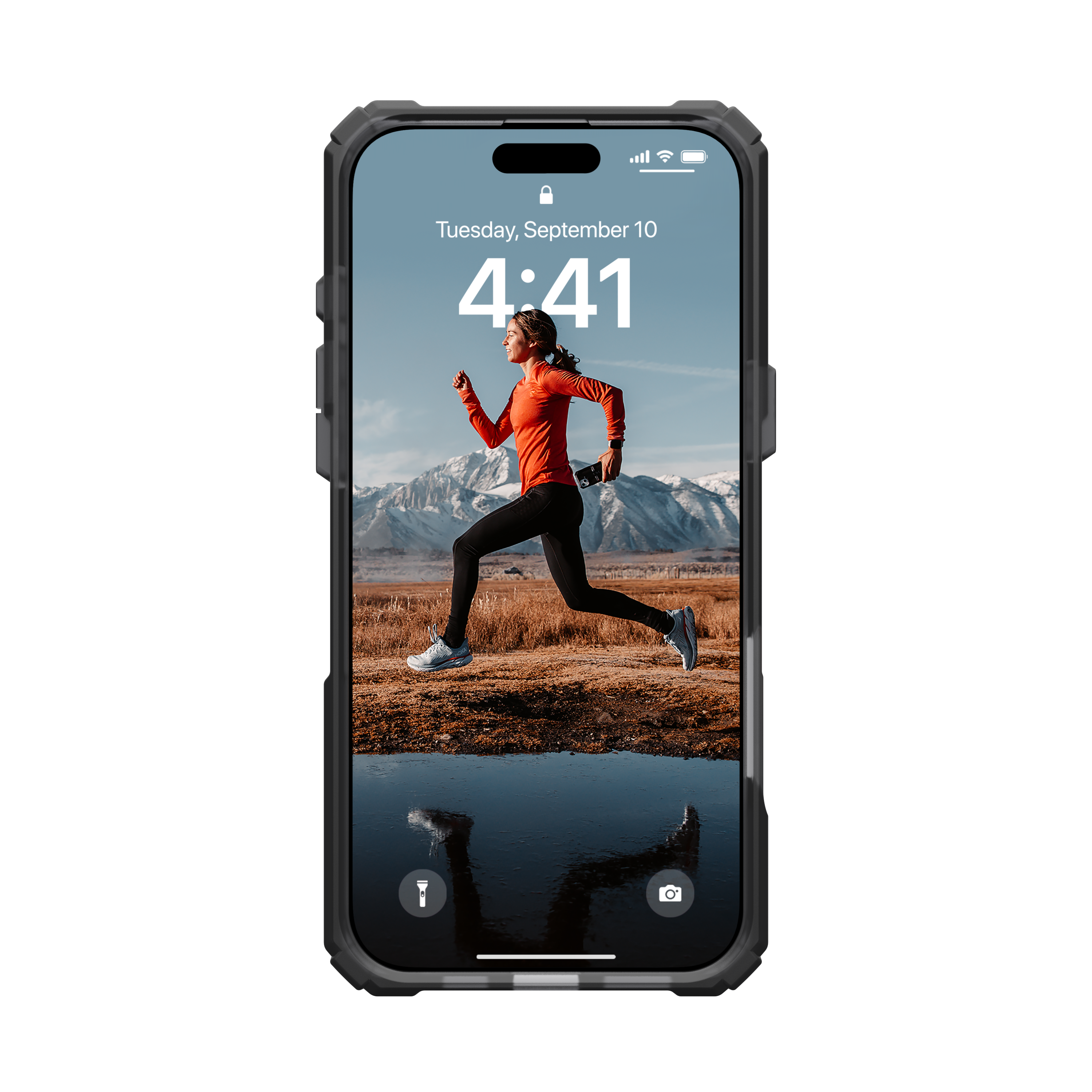 Ein Telefon in einer Hülle, das eine Frau zeigt, die in einer malerischen Landschaft läuft.