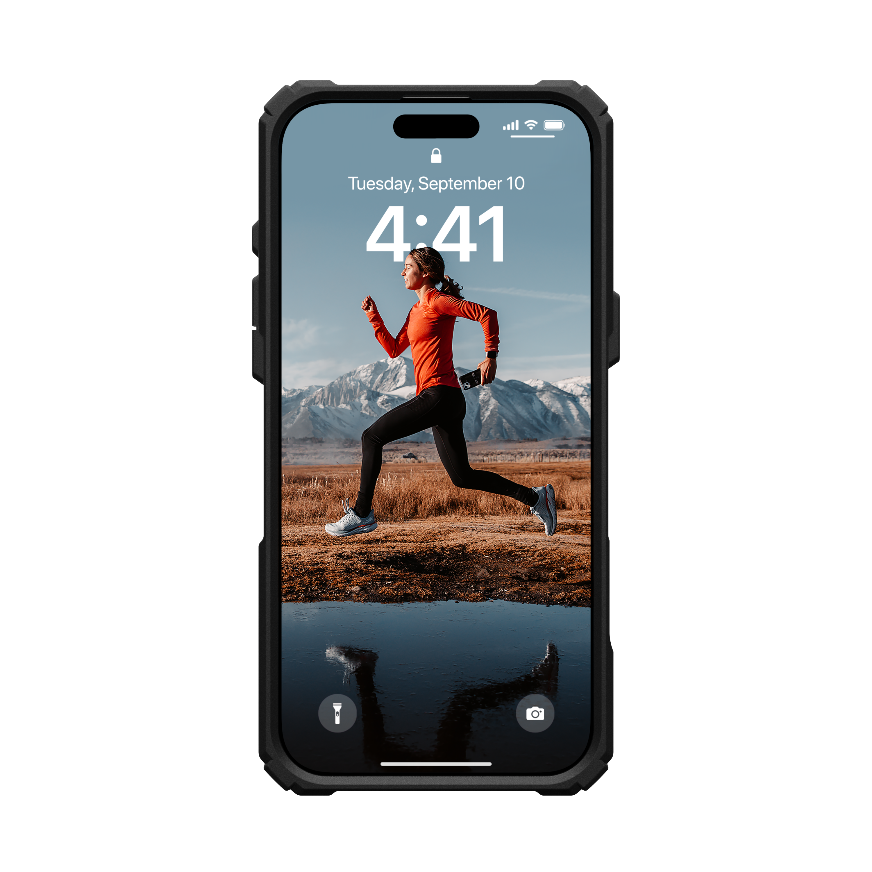 Un telefono nero con una donna che corre sullo schermo. Indossa una maglietta arancione e corre davanti alle montagne.