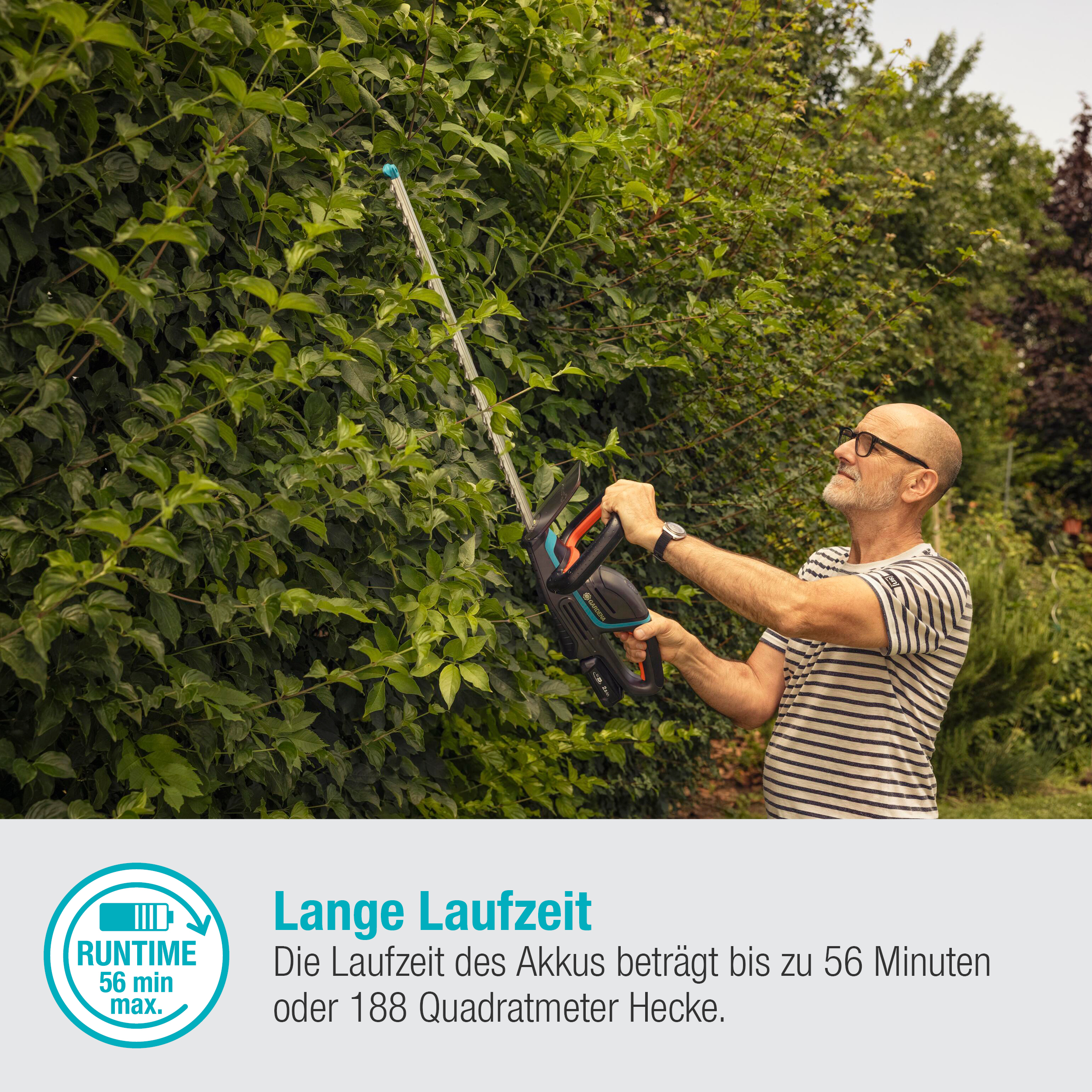 Mężczyzna przycina żywopłot elektrycznymi nożycami do żywopłotu. Tekst mówi "Długi czas pracy" i "56 min max".