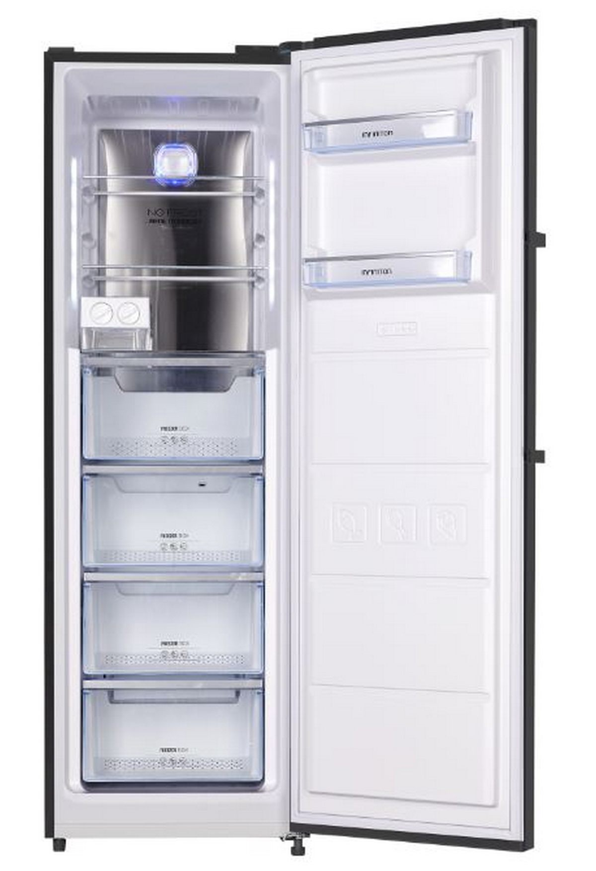Un congelador negro alto con la puerta abierta, que muestra estantes, cajones y alimentos congelados en el interior.