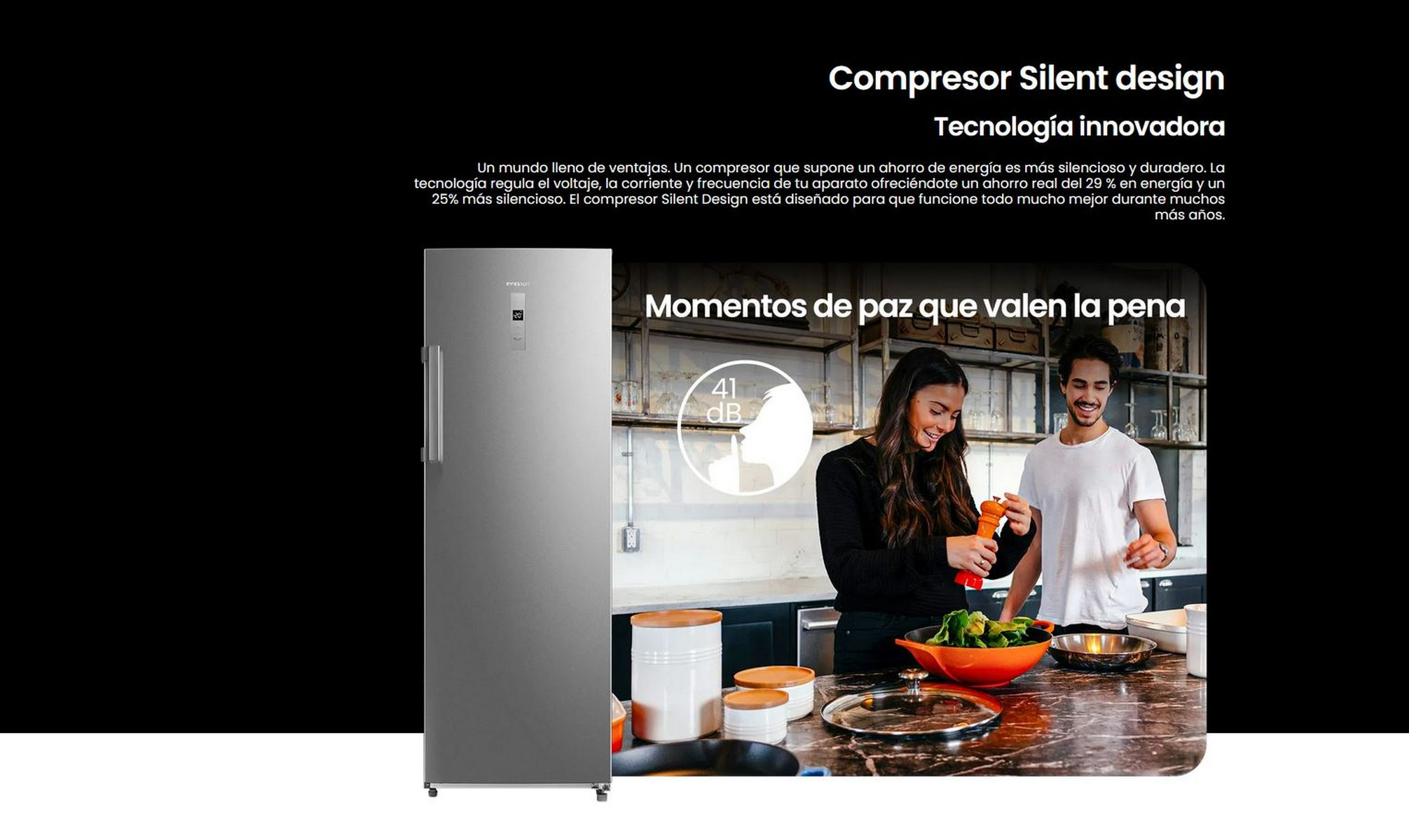 Hombre y mujer en cocina junto a nevera plateada sobre fondo negro. Bajo nivel de ruido.