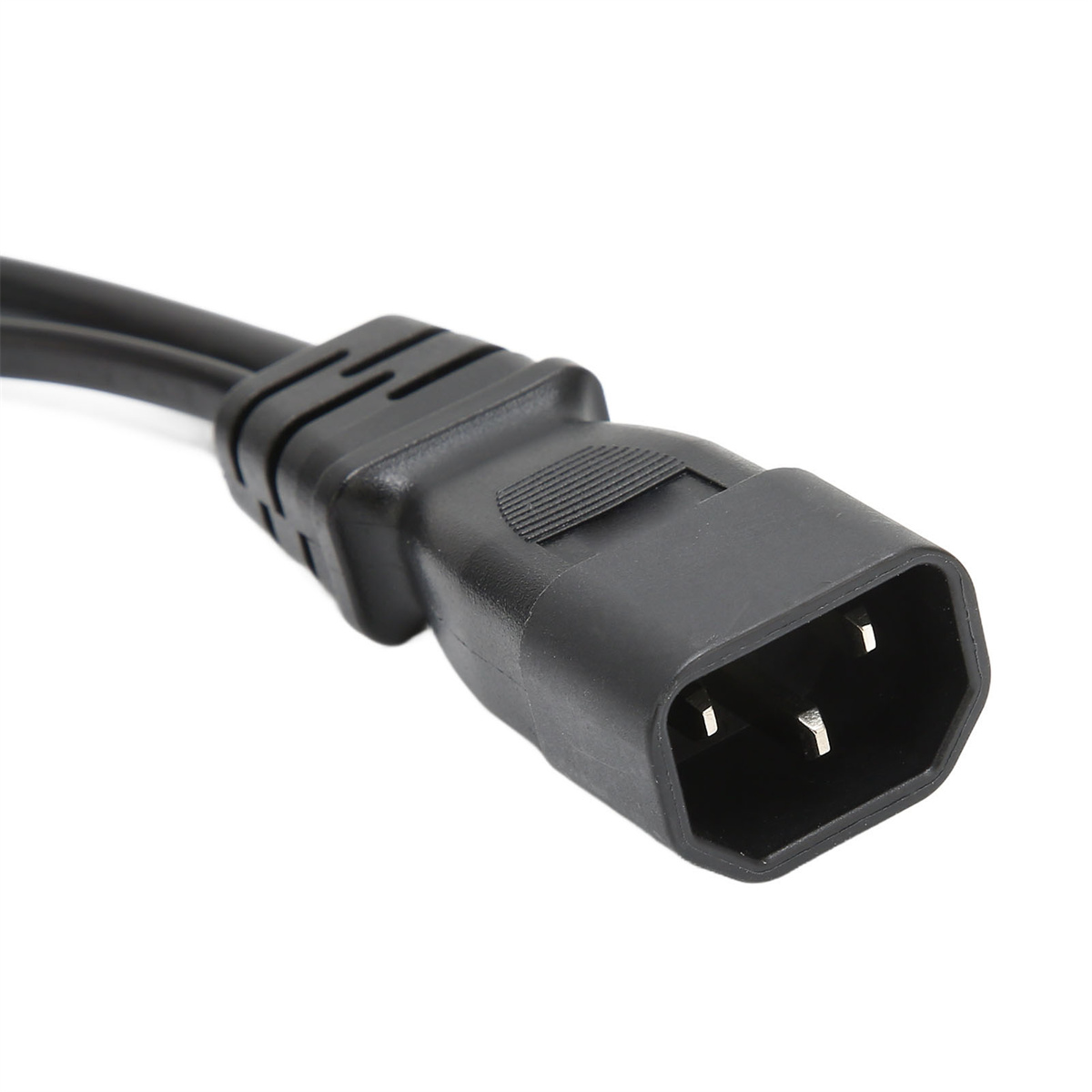 Schwarzes Netzkabel mit einem dreipoligen Stecker. Das Kabel ist dick und schwarz.