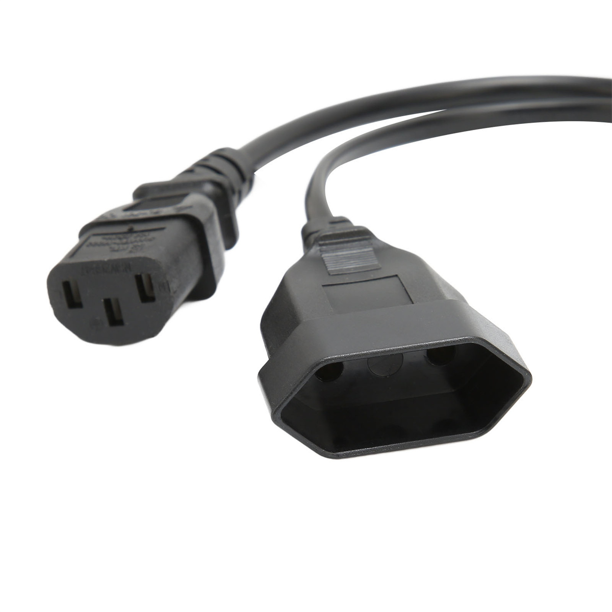 Schwarzes Netzkabel mit Stecker und Buchse. Die Stecker sind nahe beieinander.
