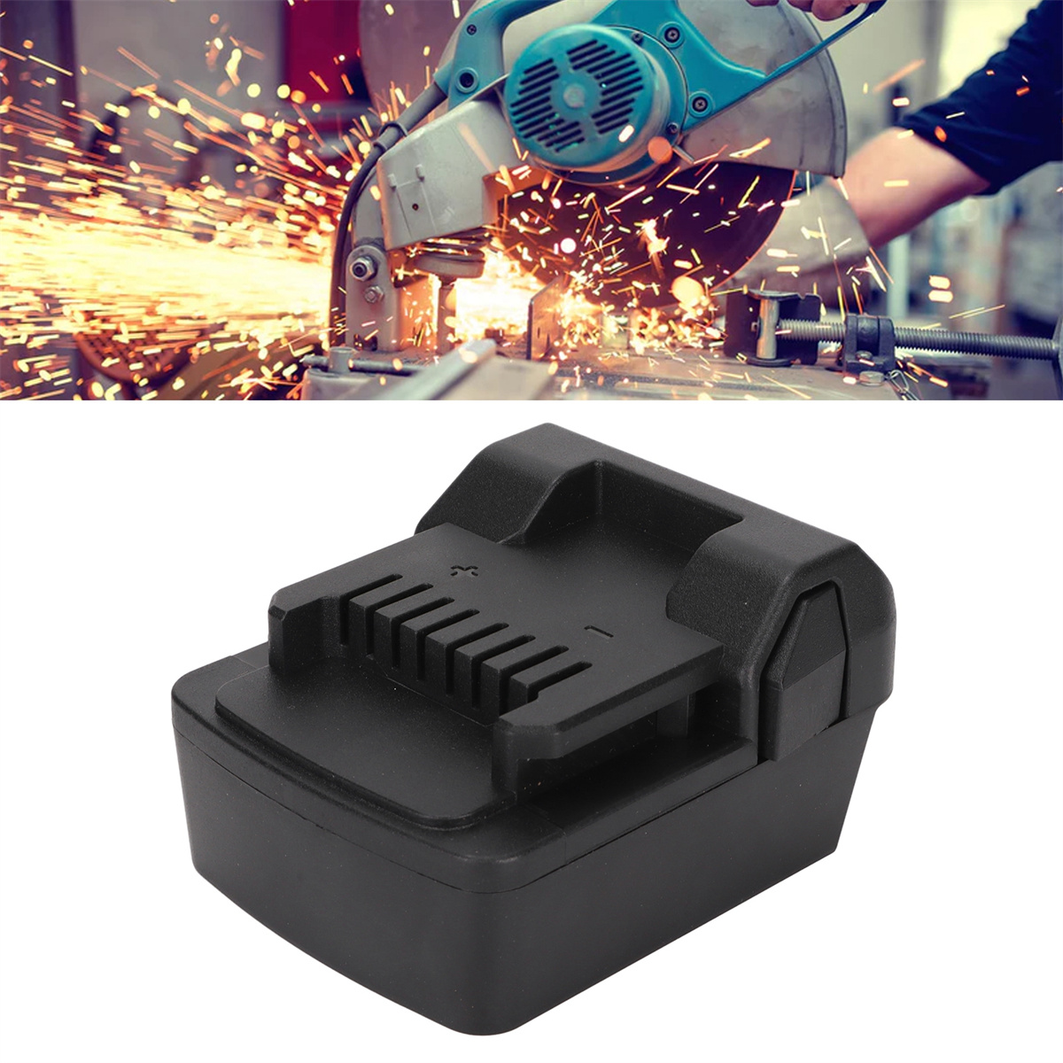 Eine Kreissäge schneidet ein Metallobjekt. Funken fliegen. Eine schwarze Batterie ist im Vordergrund.