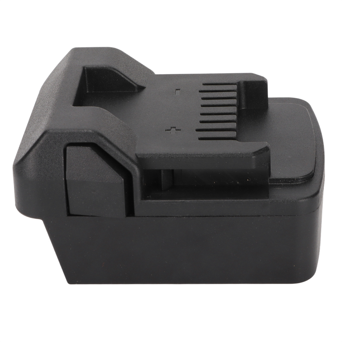 Schwarzes Batterieladegerät mit einem Ladeschacht. Das Objekt befindet sich auf einer weißen Oberfläche.