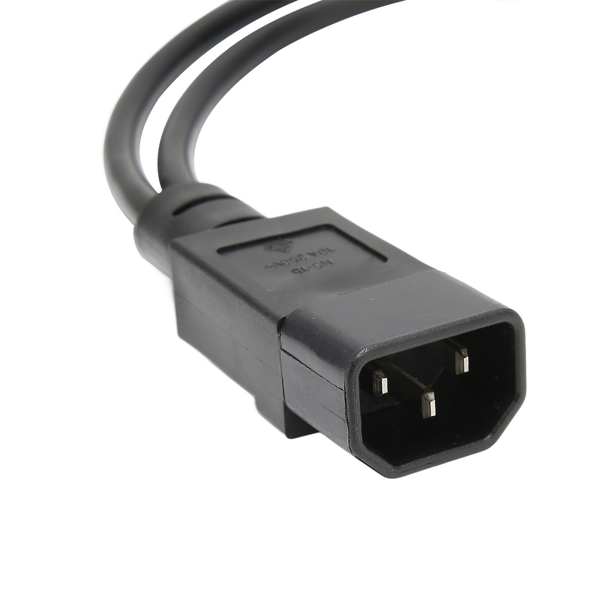 Nahaufnahme eines schwarzen Netzkabels mit einem dreipoligen Stecker. Weißer Hintergrund.