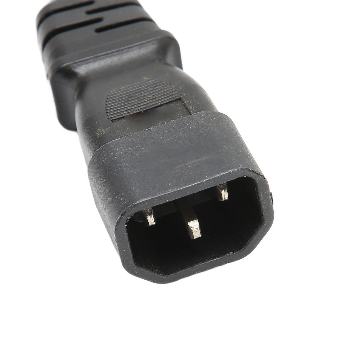 Ein schwarzer Netzkabelstecker mit drei Stiften. Es ist auf weißem Hintergrund.