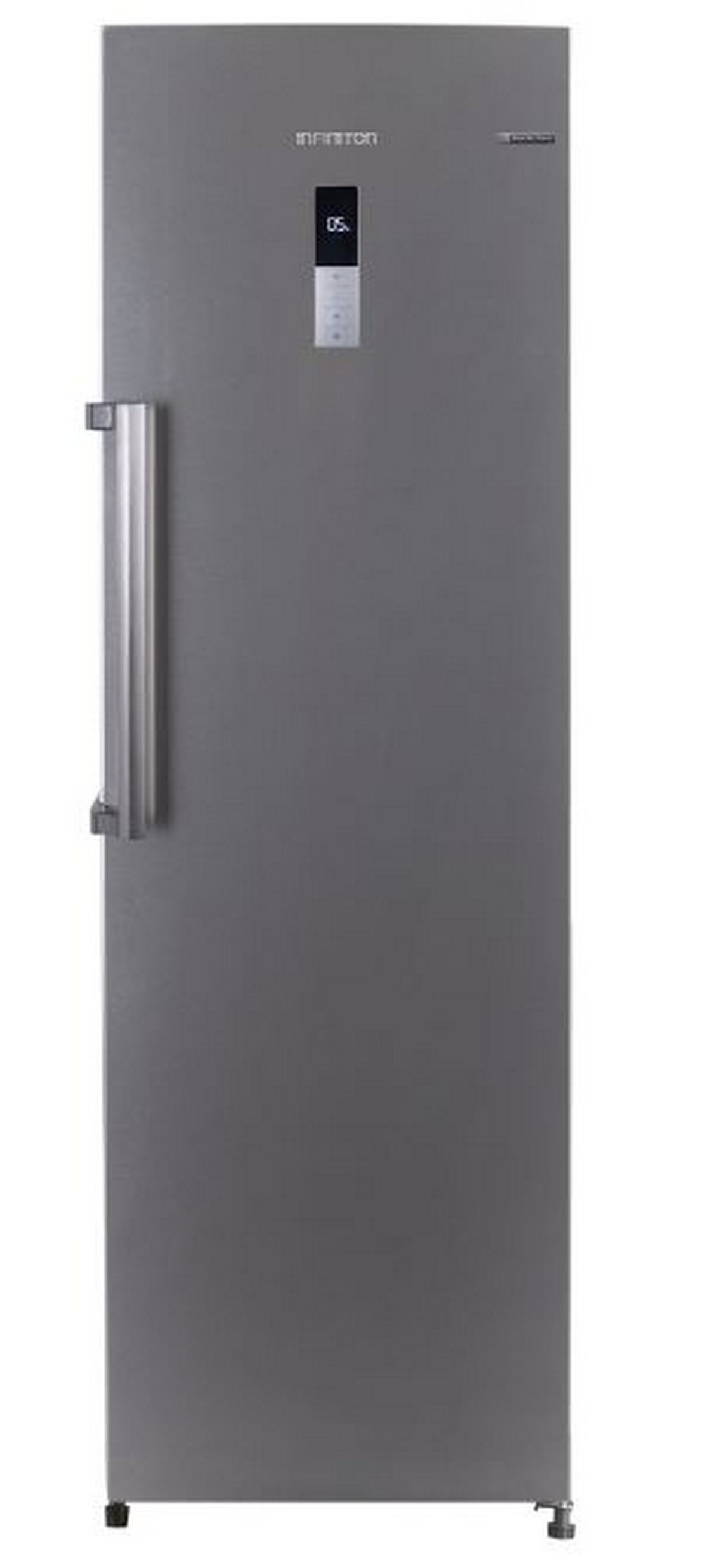 Refrigerador gris con pantalla digital y manija plateada. Se encuentra sobre un fondo blanco.