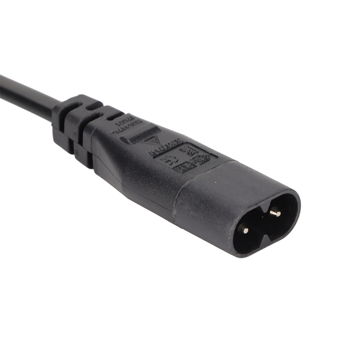 Ein schwarzes Stromkabel mit einem Zweipolstecker auf weißem Hintergrund.