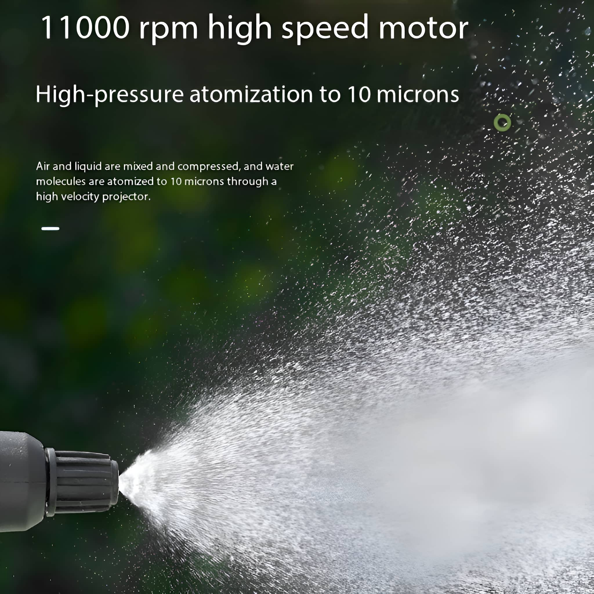 Wasser sprüht aus einer Düse. Text: 11000 U/min Hochgeschwindigkeitsmotor. Hochdruckzerstäubung.
