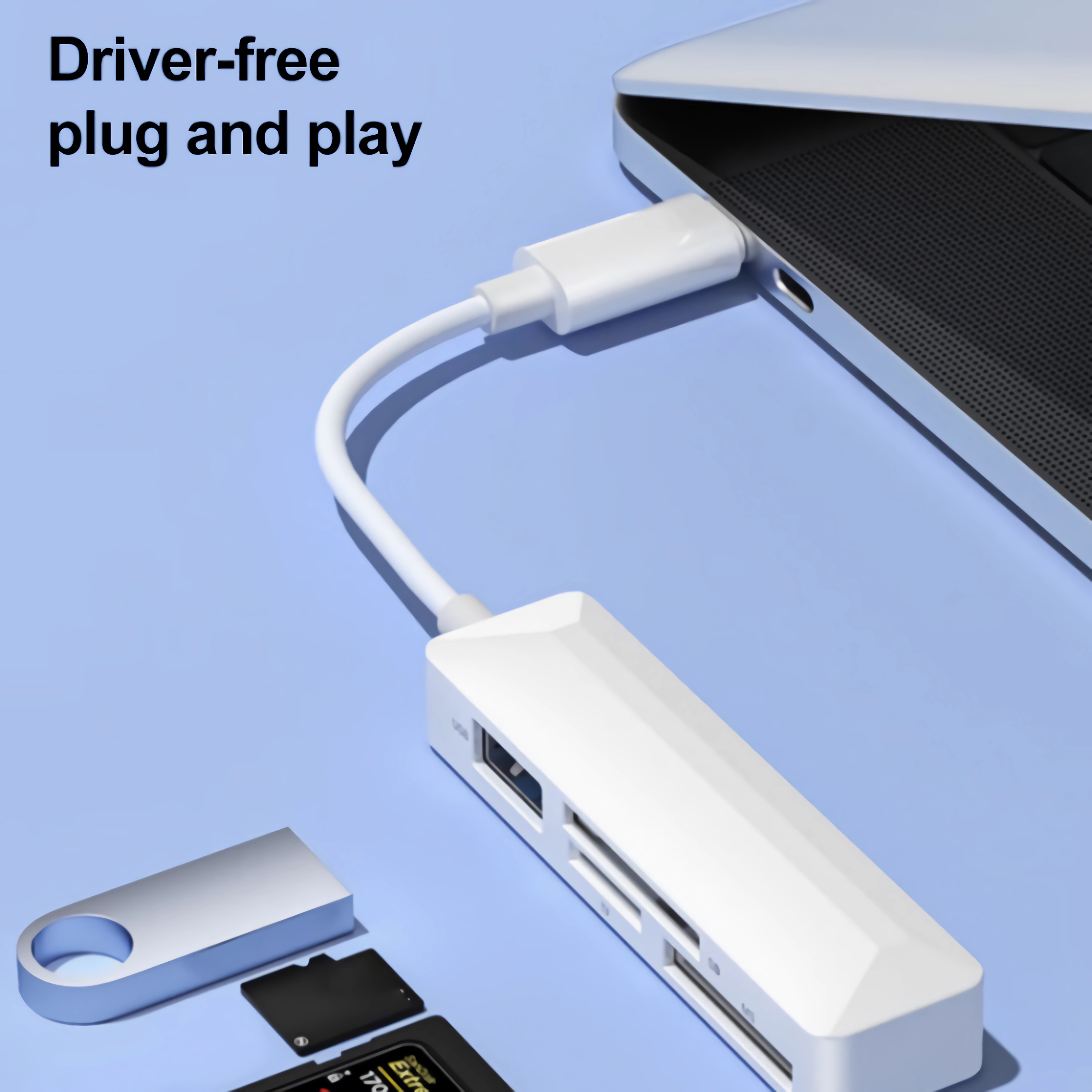 Weißer USB-Hub mit weißem Kabel, das an einen Laptop angeschlossen ist. Ein Flash-Laufwerk befindet sich im Vordergrund.
