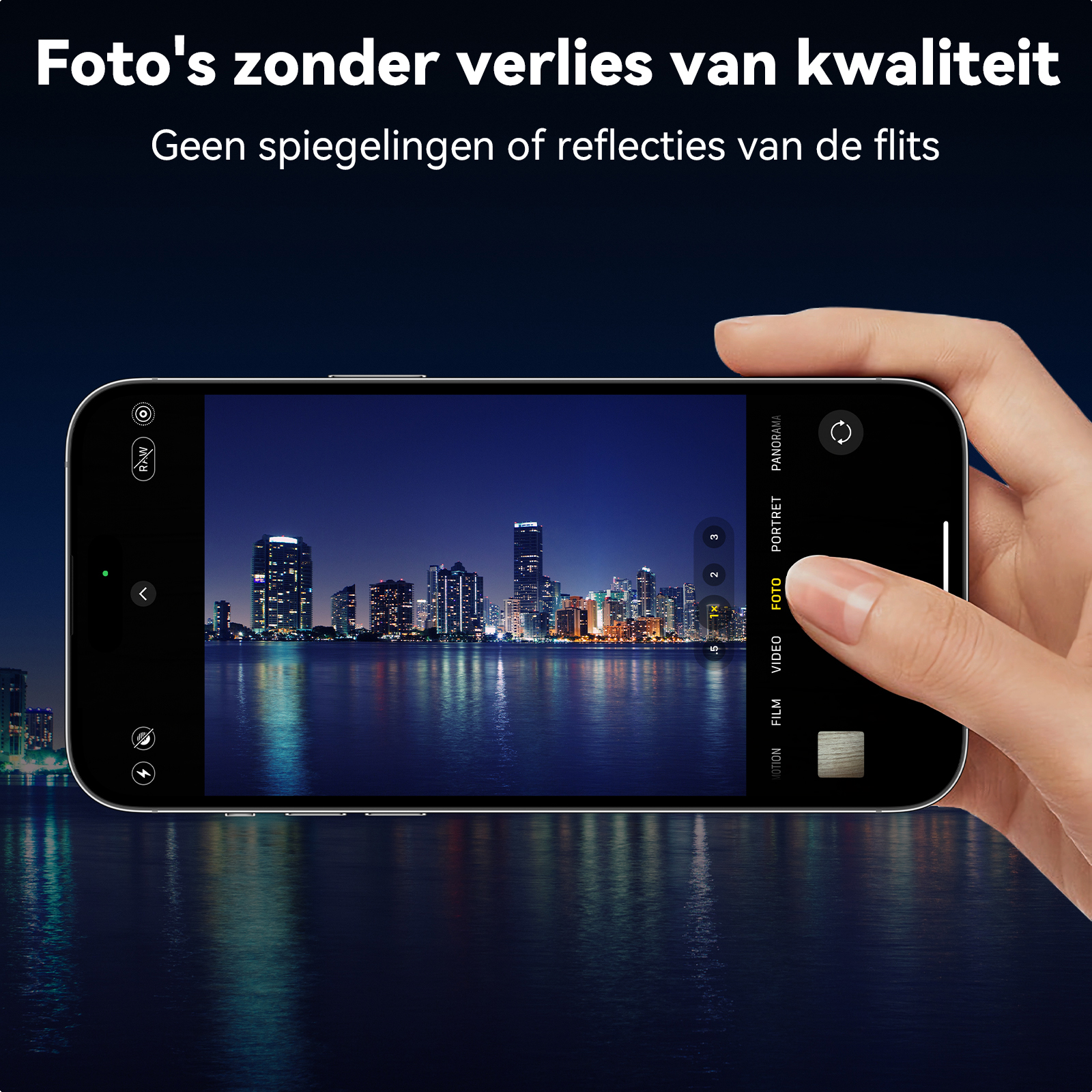Eine Hand, die ein Smartphone hält, das eine nächtliche Skyline zeigt. Der Bildschirm zeigt Fotooptionen.