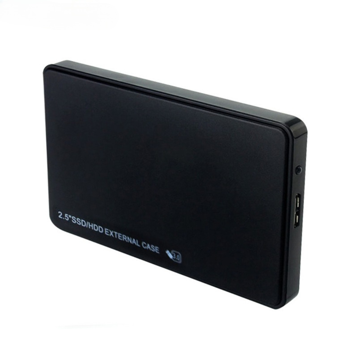 Ein schwarzes 2,5-Zoll-SSD/HDD-Externgehäuse mit einem USB 3.0-Anschluss. Weißer Hintergrund.