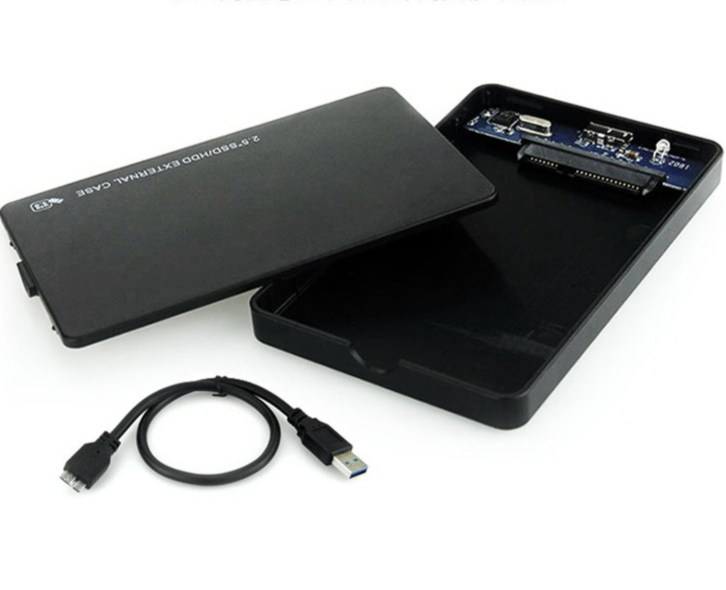 Schwarzes externes 2,5-Zoll-SSD/HDD-Gehäuse. Oben geöffnet, USB-Kabel. Weißer Hintergrund.