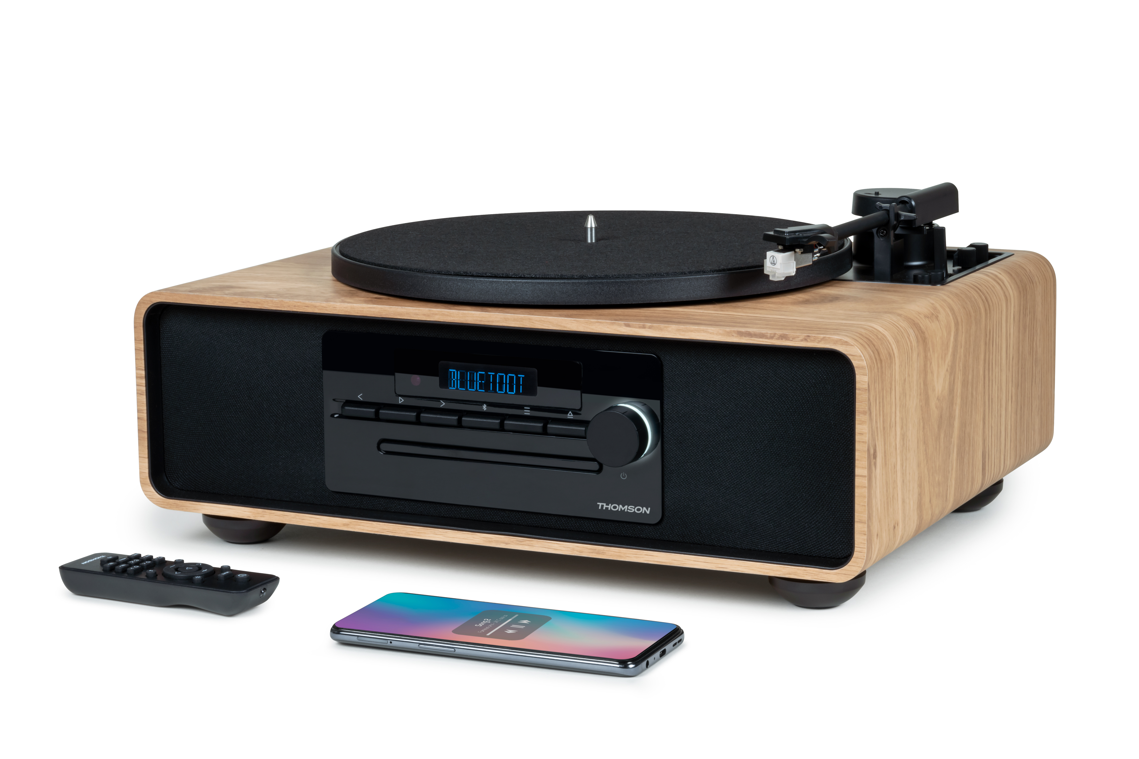 Gramofon z drewnianym wykończeniem, czarnymi akcentami i ładującym się smartfonem.