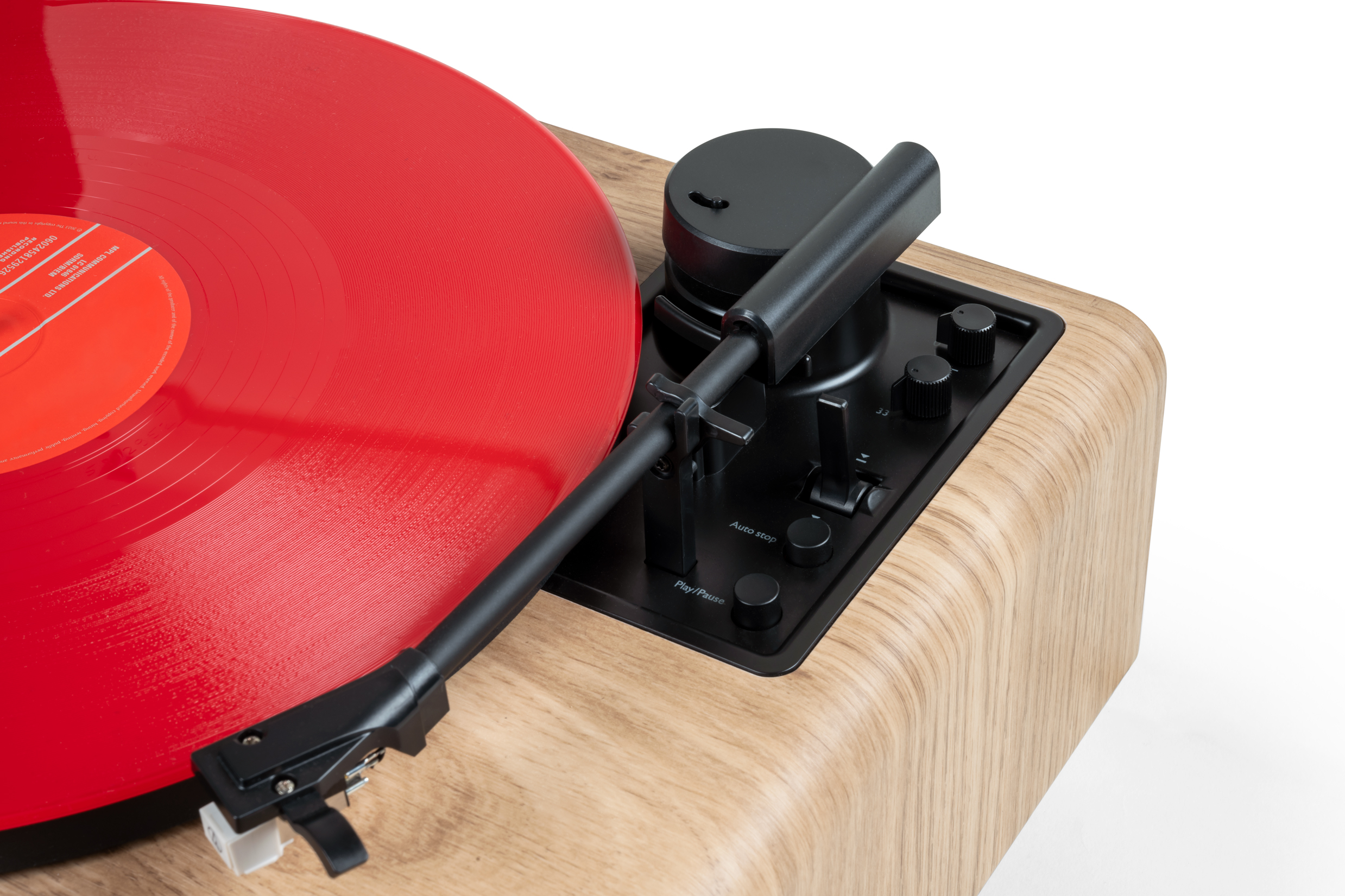 Gramofon z czerwoną płytą winylową. Czarne ramię, drewniana podstawa i widoczne pokrętła sterowania.