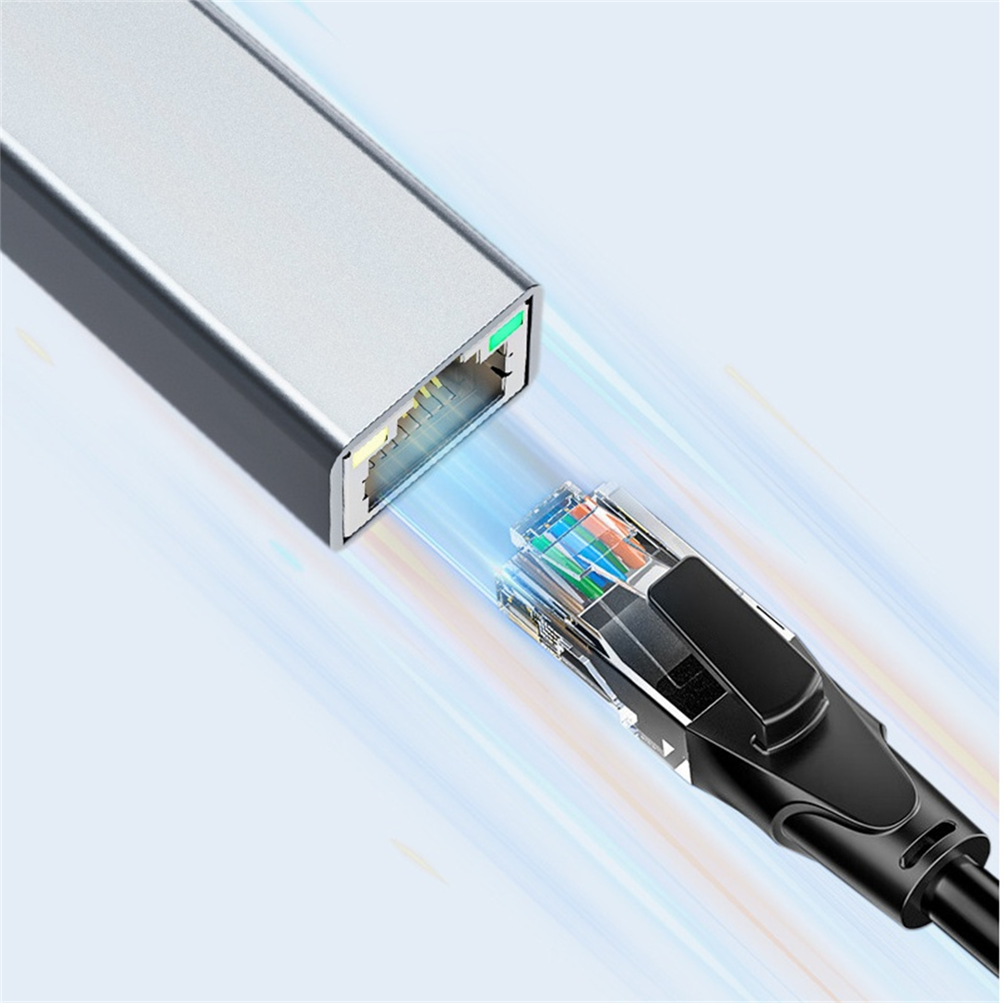 Ein silberner Adapter, der mit einem Netzwerkkabel verbunden ist. Das Kabel hat farbcodierte Drähte.