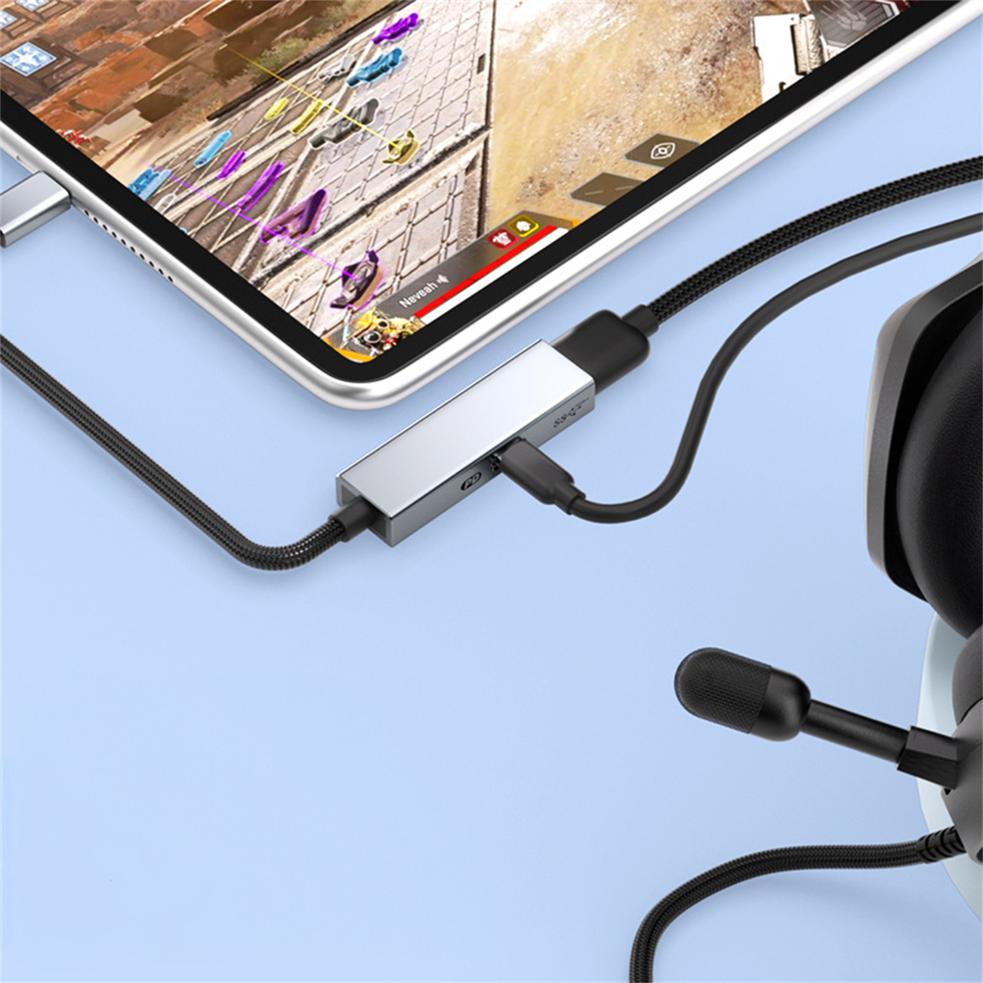 Tablet mit Headset mit Mikrofon verbunden, auf blauem Untergrund.