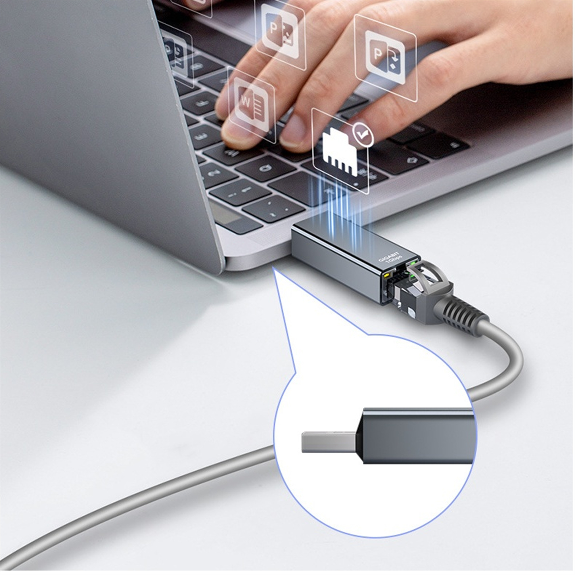 Laptop mit grauem Netzwerkadapter verbunden. Weißer Hintergrund.