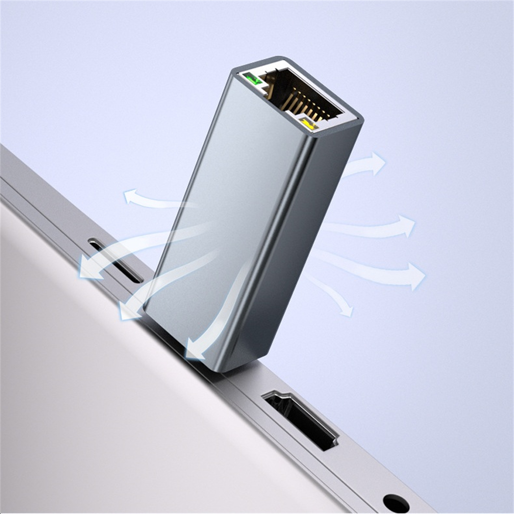 Silberner USB-Adapter mit Ethernet-Anschluss, auf einer Oberfläche.